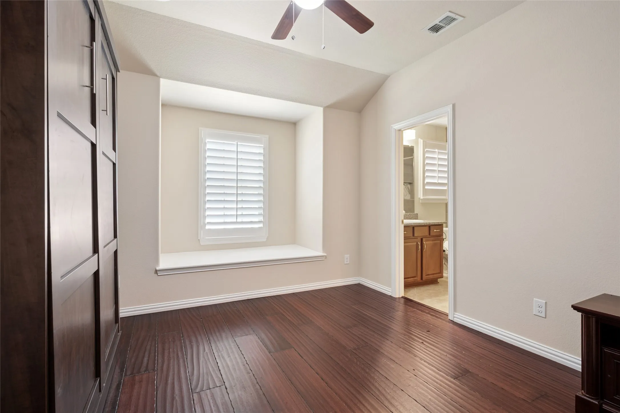 Single Family Residence For Rent in Dallas County , 7211 Beranger Drive, Irving, Texas 75063, 4 Bedroom, 5 Bathroom, 2 Garage spaces, 4,065 Sqft, built in 2014, mls#21380879, Real Estate Agent in Irving, Homes For Rent in Dallas county, Homes For Rent in Irving, Realtor in Irving Texas, Real Estate Brokerage Independent Realty Texas, Luminita Cordes Realtor