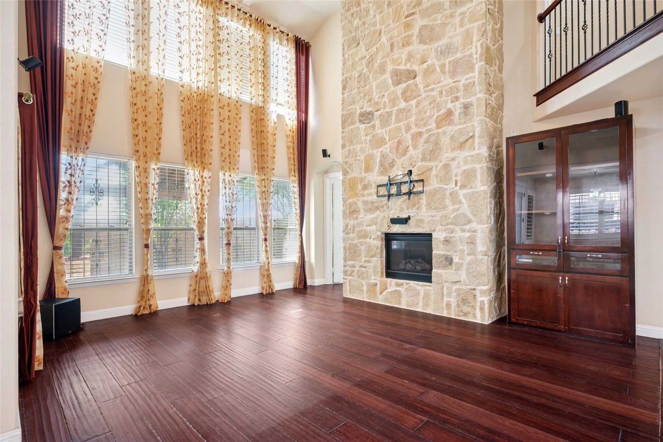 Single Family Residence For Rent in Dallas County , 7211 Beranger Drive, Irving, Texas 75063, 4 Bedroom, 5 Bathroom, 2 Garage spaces, 4,065 Sqft, built in 2014, mls#21380879, Real Estate Agent in Irving, Homes For Rent in Dallas county, Homes For Rent in Irving, Realtor in Irving Texas, Real Estate Brokerage Independent Realty Texas, Luminita Cordes Realtor