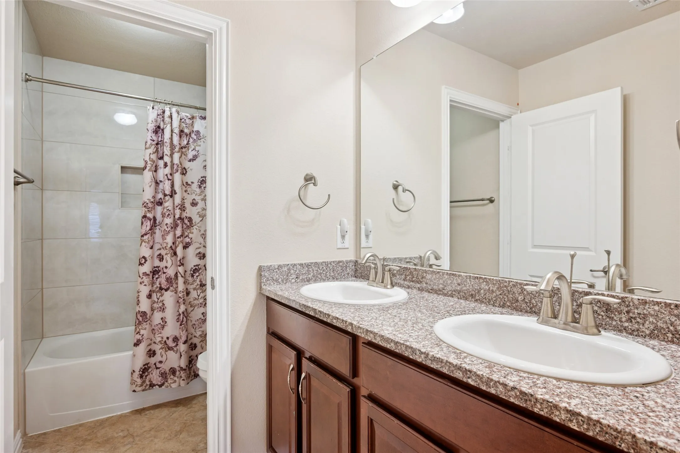 Single Family Residence For Rent in Dallas County , 7211 Beranger Drive, Irving, Texas 75063, 4 Bedroom, 5 Bathroom, 2 Garage spaces, 4,065 Sqft, built in 2014, mls#21380879, Real Estate Agent in Irving, Homes For Rent in Dallas county, Homes For Rent in Irving, Realtor in Irving Texas, Real Estate Brokerage Independent Realty Texas, Luminita Cordes Realtor