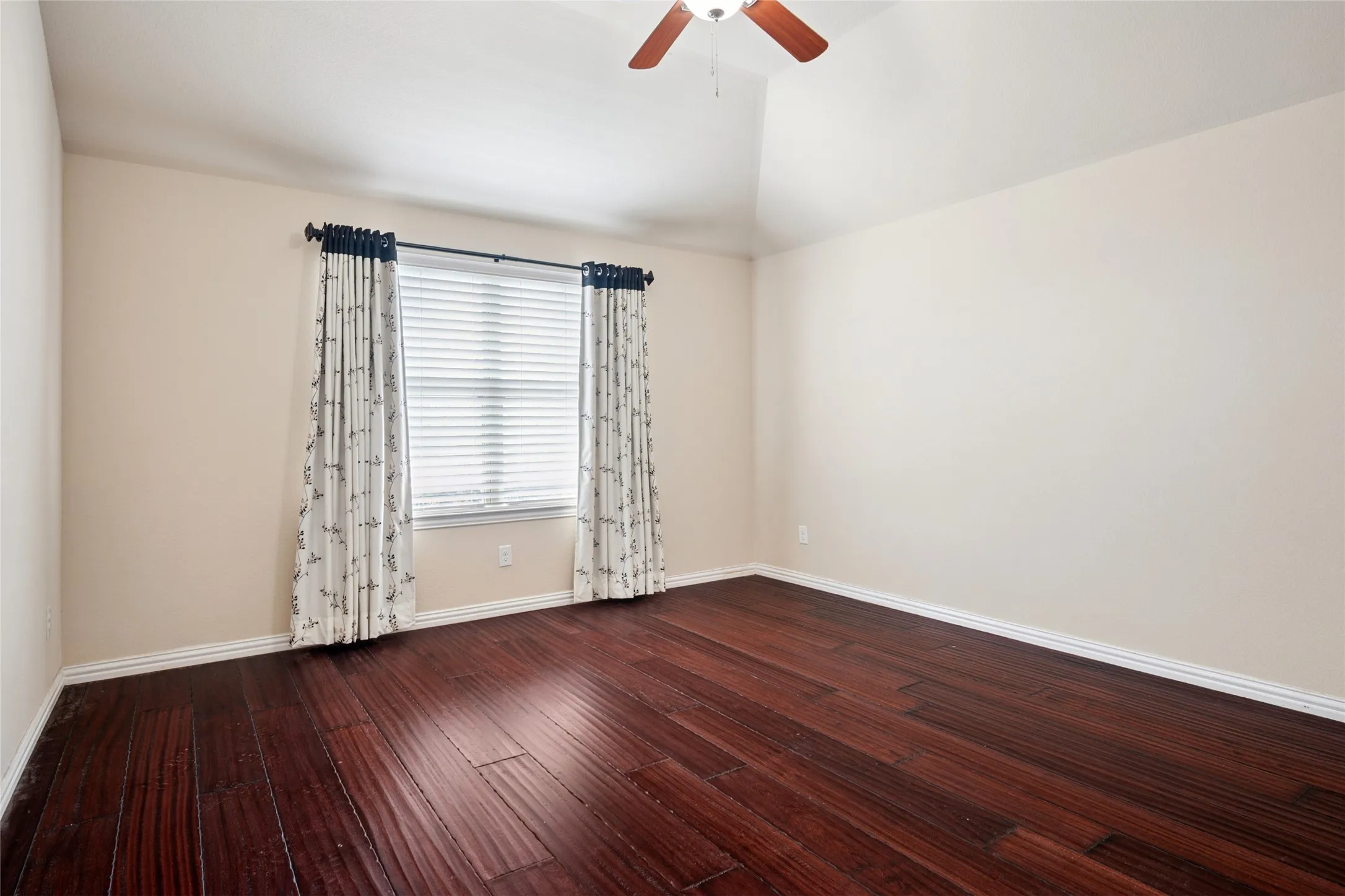 Single Family Residence For Rent in Dallas County , 7211 Beranger Drive, Irving, Texas 75063, 4 Bedroom, 5 Bathroom, 2 Garage spaces, 4,065 Sqft, built in 2014, mls#21380879, Real Estate Agent in Irving, Homes For Rent in Dallas county, Homes For Rent in Irving, Realtor in Irving Texas, Real Estate Brokerage Independent Realty Texas, Luminita Cordes Realtor