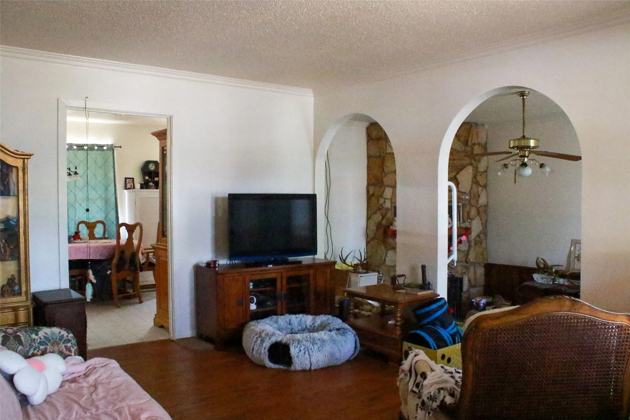 Arched doorways, crown molding, and wood-finish flooring