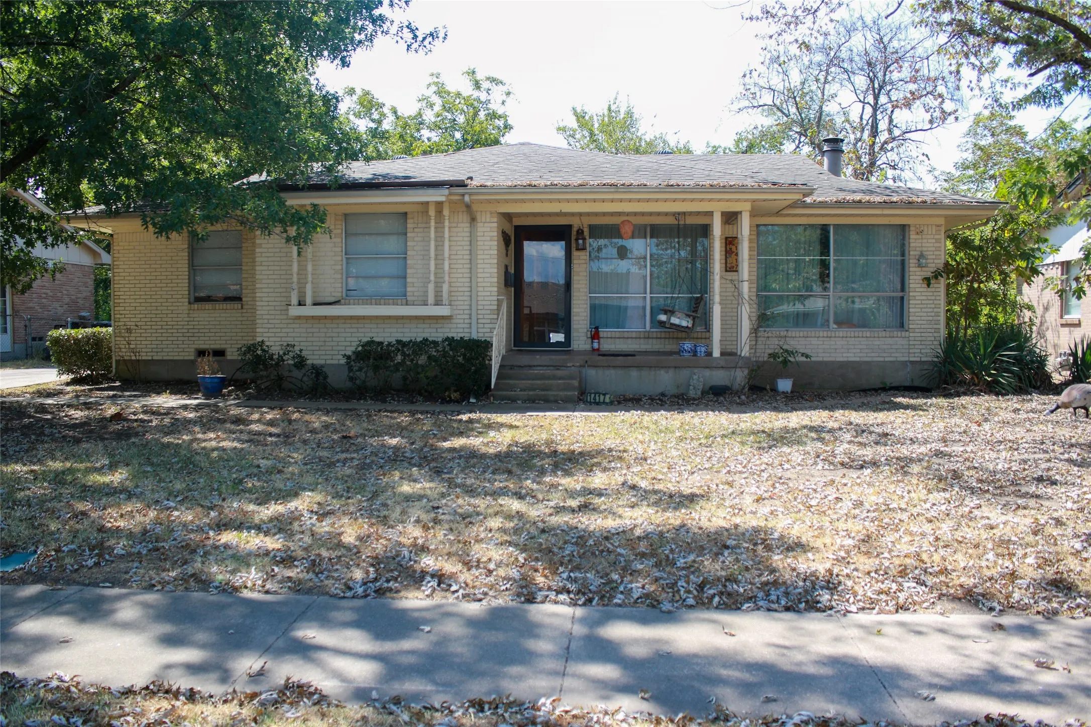 Single Family Residence For Sale in Hunt County , 1417 williamsburg Road, Greenville, Texas 75401, 3 Bedroom, 2 Bathroom, Garage spaces, 1,360 Sqft, built in 1960, mls#21371104, Real Estate Agent in Greenville, Homes For Sale in Hunt county, Homes For Sale in Greenville, Realtor in Greenville Texas, Real Estate Brokerage Independent Realty Texas, Luminita Cordes Realtor
