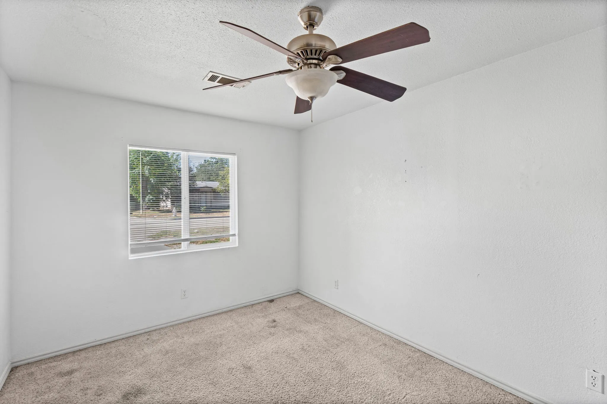 Single Family Residence For Sale in Tarrant County , 756 Thomas Avenue, Hurst, Texas 76053, 4 Bedroom, 1 Bathroom, Garage spaces, 988 Sqft, built in 1958, mls#21380111, Real Estate Agent in Hurst, Homes For Sale in Tarrant county, Homes For Sale in Hurst, Realtor in Hurst Texas, Real Estate Brokerage Independent Realty Texas, Luminita Cordes Realtor