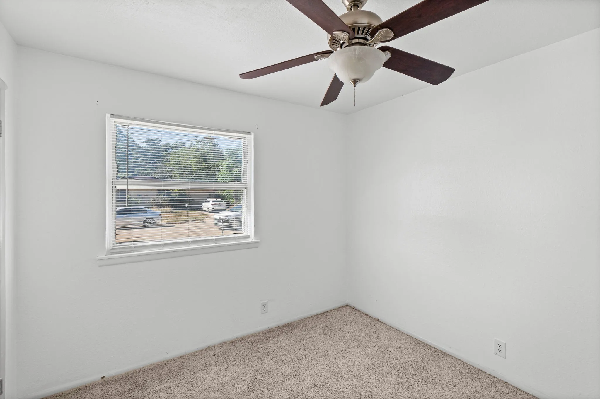 Single Family Residence For Sale in Tarrant County , 756 Thomas Avenue, Hurst, Texas 76053, 4 Bedroom, 1 Bathroom, Garage spaces, 988 Sqft, built in 1958, mls#21380111, Real Estate Agent in Hurst, Homes For Sale in Tarrant county, Homes For Sale in Hurst, Realtor in Hurst Texas, Real Estate Brokerage Independent Realty Texas, Luminita Cordes Realtor