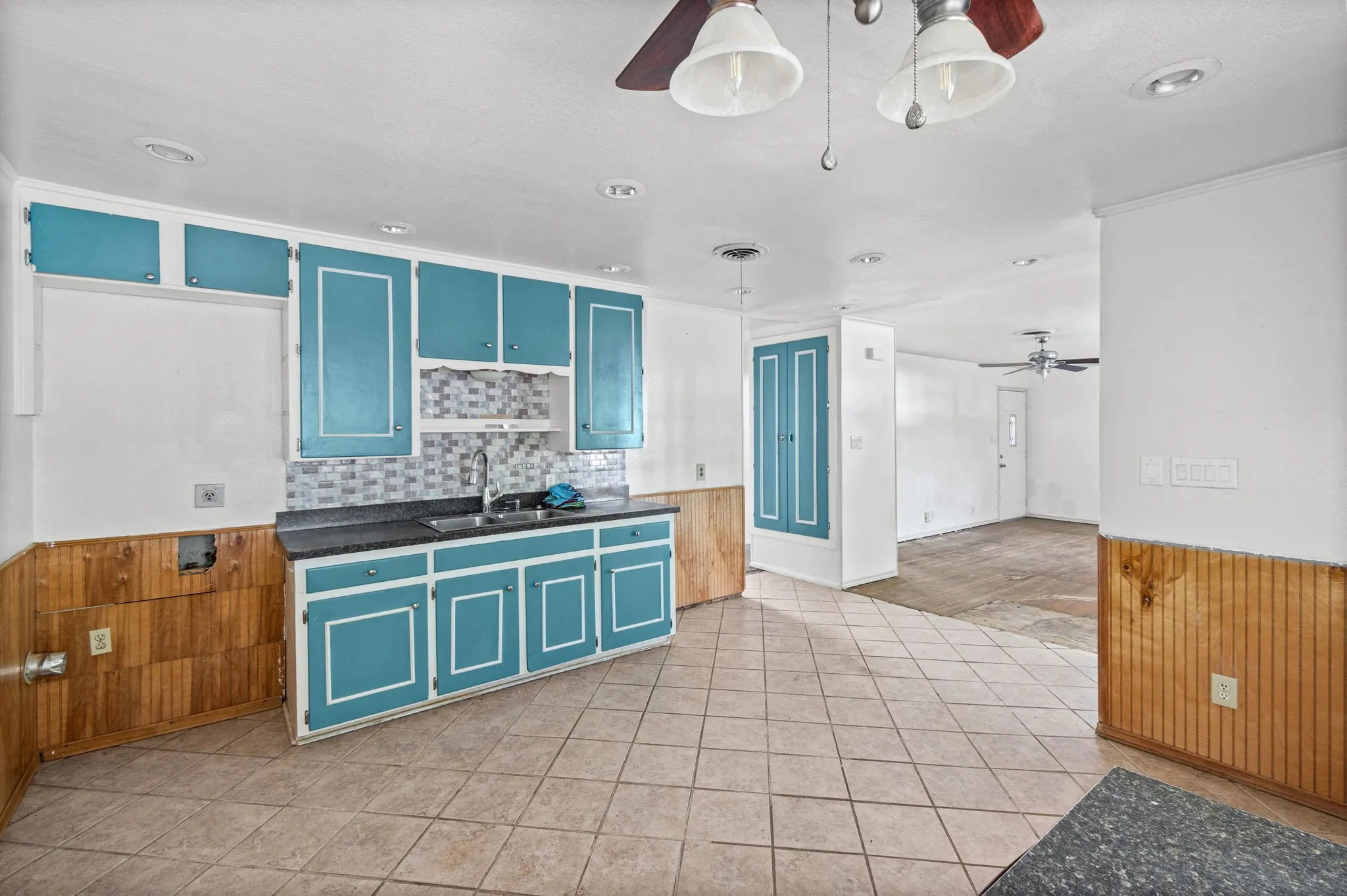 Single Family Residence For Sale in Tarrant County , 756 Thomas Avenue, Hurst, Texas 76053, 4 Bedroom, 1 Bathroom, Garage spaces, 988 Sqft, built in 1958, mls#21380111, Real Estate Agent in Hurst, Homes For Sale in Tarrant county, Homes For Sale in Hurst, Realtor in Hurst Texas, Real Estate Brokerage Independent Realty Texas, Luminita Cordes Realtor