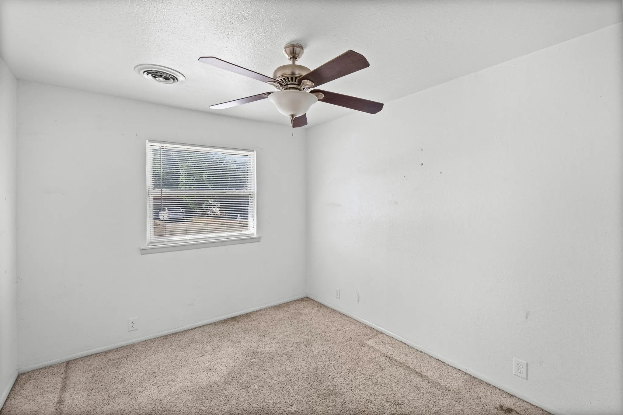 Single Family Residence For Sale in Tarrant County , 756 Thomas Avenue, Hurst, Texas 76053, 4 Bedroom, 1 Bathroom, Garage spaces, 988 Sqft, built in 1958, mls#21380111, Real Estate Agent in Hurst, Homes For Sale in Tarrant county, Homes For Sale in Hurst, Realtor in Hurst Texas, Real Estate Brokerage Independent Realty Texas, Luminita Cordes Realtor