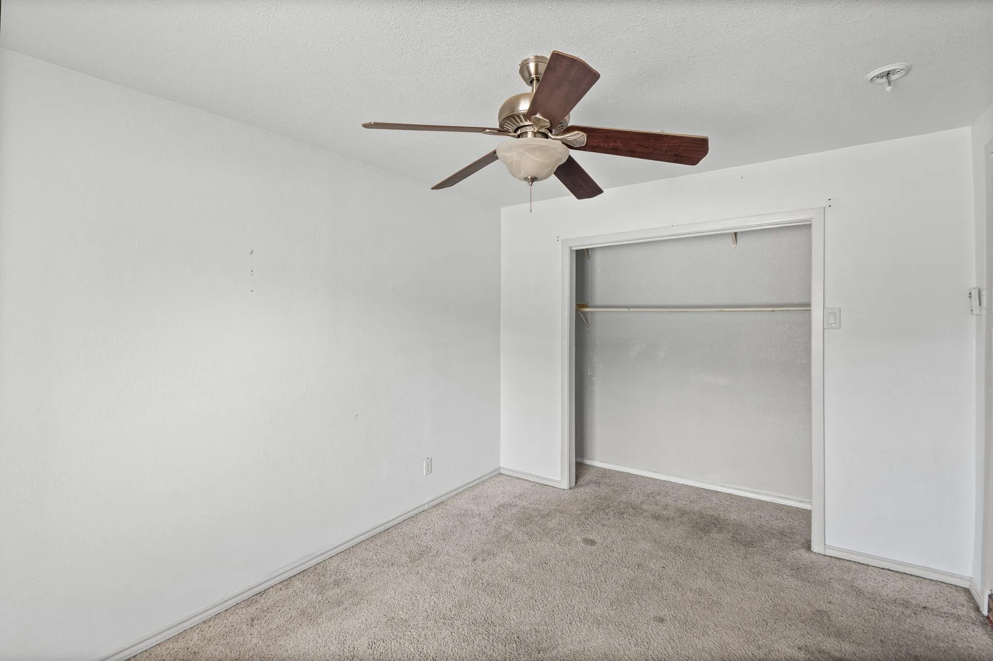 Single Family Residence For Sale in Tarrant County , 756 Thomas Avenue, Hurst, Texas 76053, 4 Bedroom, 1 Bathroom, Garage spaces, 988 Sqft, built in 1958, mls#21380111, Real Estate Agent in Hurst, Homes For Sale in Tarrant county, Homes For Sale in Hurst, Realtor in Hurst Texas, Real Estate Brokerage Independent Realty Texas, Luminita Cordes Realtor