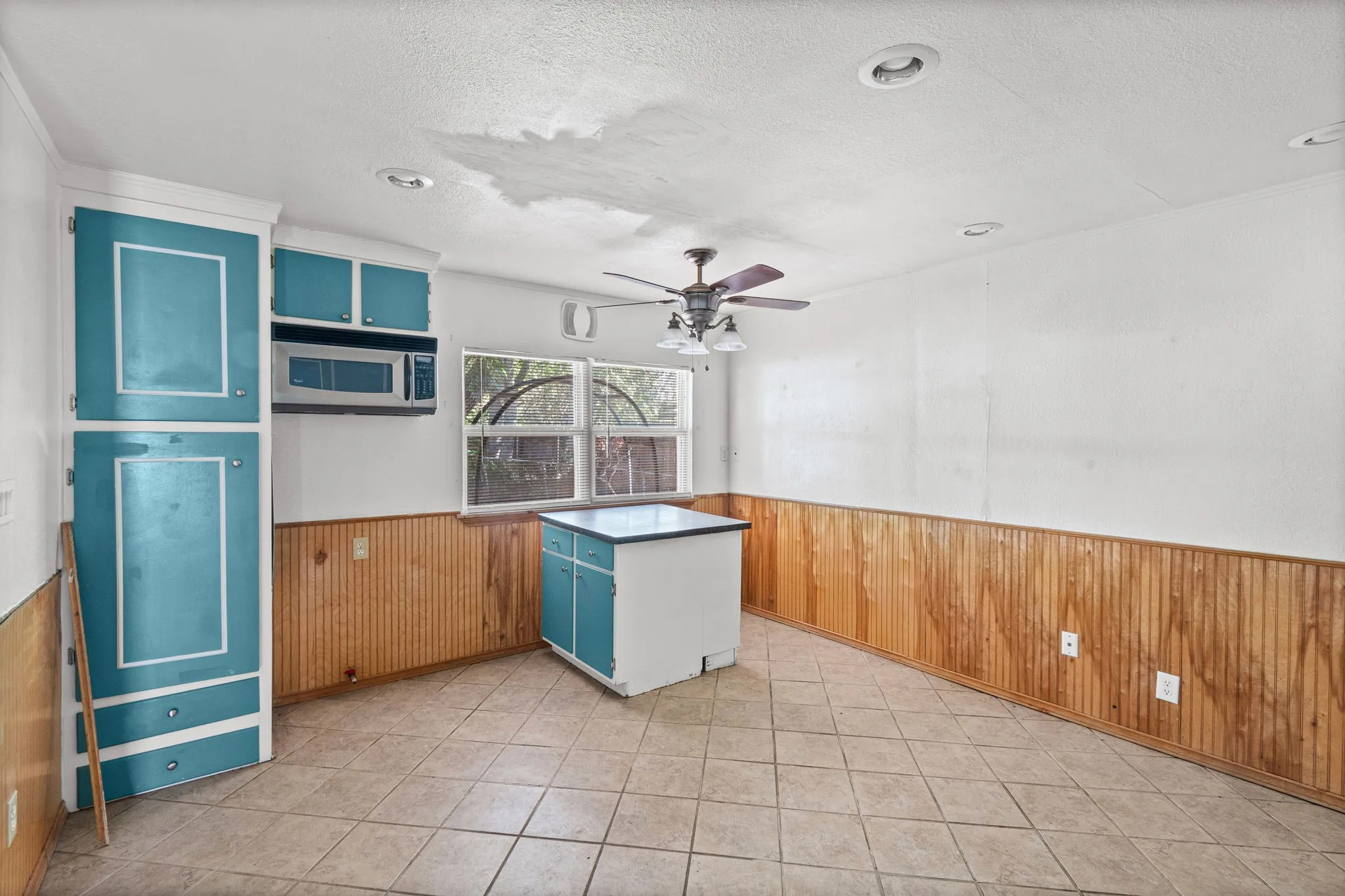 Single Family Residence For Sale in Tarrant County , 756 Thomas Avenue, Hurst, Texas 76053, 4 Bedroom, 1 Bathroom, Garage spaces, 988 Sqft, built in 1958, mls#21380111, Real Estate Agent in Hurst, Homes For Sale in Tarrant county, Homes For Sale in Hurst, Realtor in Hurst Texas, Real Estate Brokerage Independent Realty Texas, Luminita Cordes Realtor