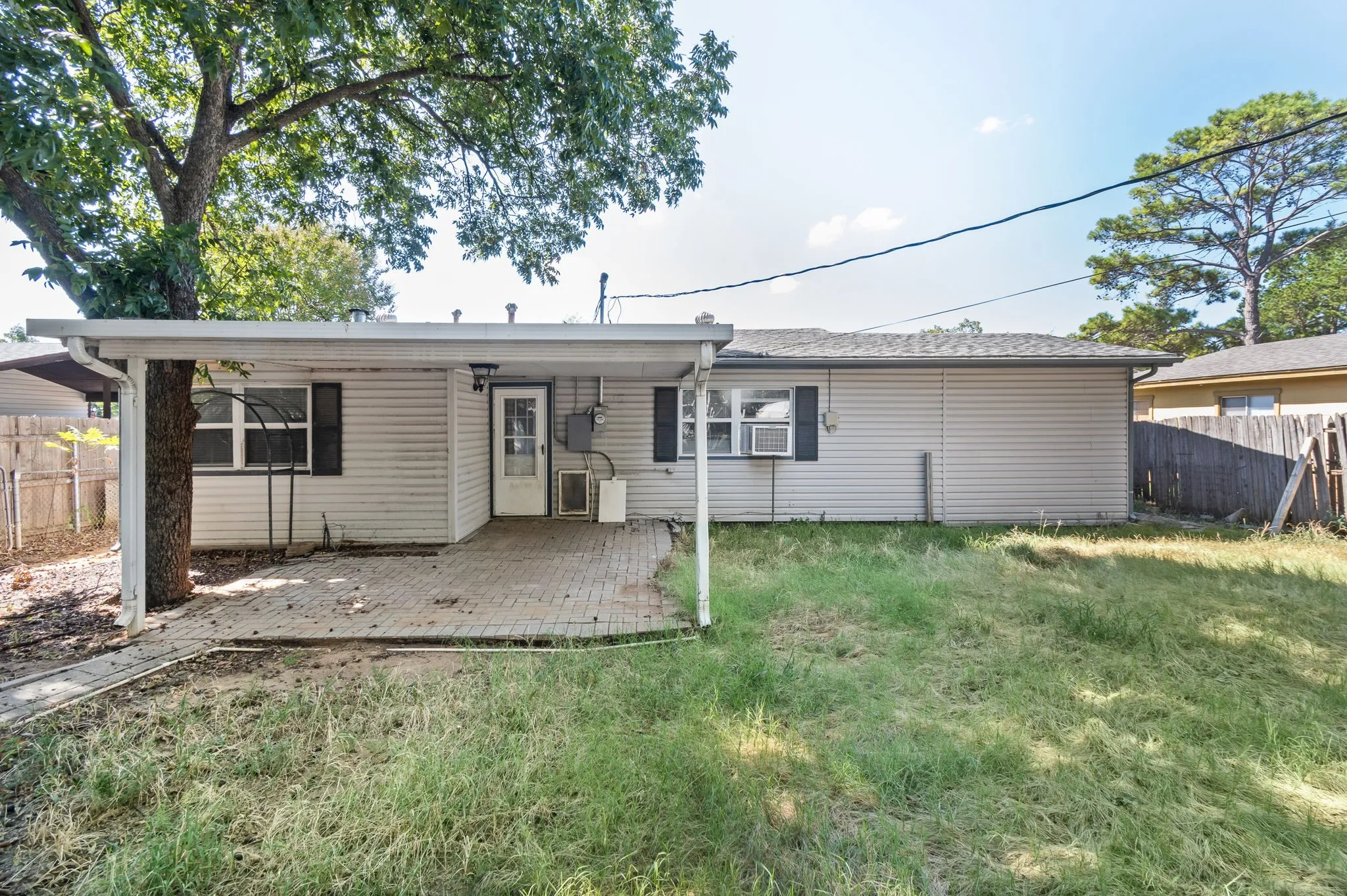 Single Family Residence For Sale in Tarrant County , 756 Thomas Avenue, Hurst, Texas 76053, 4 Bedroom, 1 Bathroom, Garage spaces, 988 Sqft, built in 1958, mls#21380111, Real Estate Agent in Hurst, Homes For Sale in Tarrant county, Homes For Sale in Hurst, Realtor in Hurst Texas, Real Estate Brokerage Independent Realty Texas, Luminita Cordes Realtor