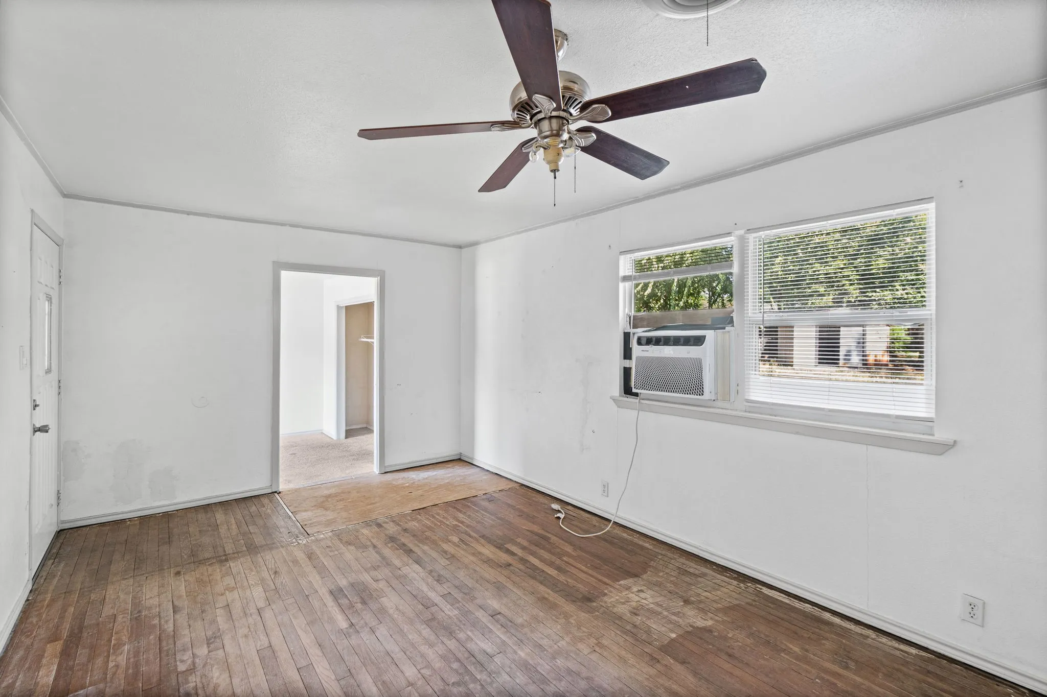 Single Family Residence For Sale in Tarrant County , 756 Thomas Avenue, Hurst, Texas 76053, 4 Bedroom, 1 Bathroom, Garage spaces, 988 Sqft, built in 1958, mls#21380111, Real Estate Agent in Hurst, Homes For Sale in Tarrant county, Homes For Sale in Hurst, Realtor in Hurst Texas, Real Estate Brokerage Independent Realty Texas, Luminita Cordes Realtor