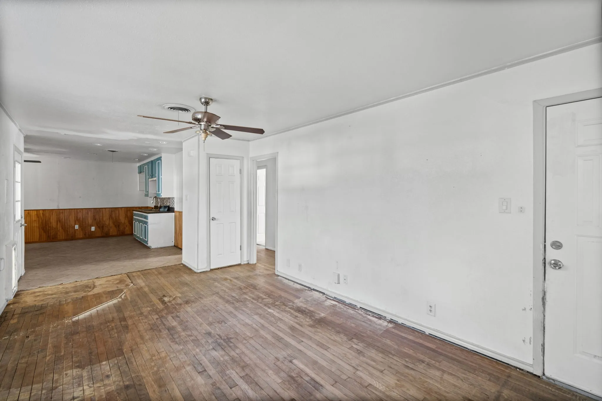 Single Family Residence For Sale in Tarrant County , 756 Thomas Avenue, Hurst, Texas 76053, 4 Bedroom, 1 Bathroom, Garage spaces, 988 Sqft, built in 1958, mls#21380111, Real Estate Agent in Hurst, Homes For Sale in Tarrant county, Homes For Sale in Hurst, Realtor in Hurst Texas, Real Estate Brokerage Independent Realty Texas, Luminita Cordes Realtor