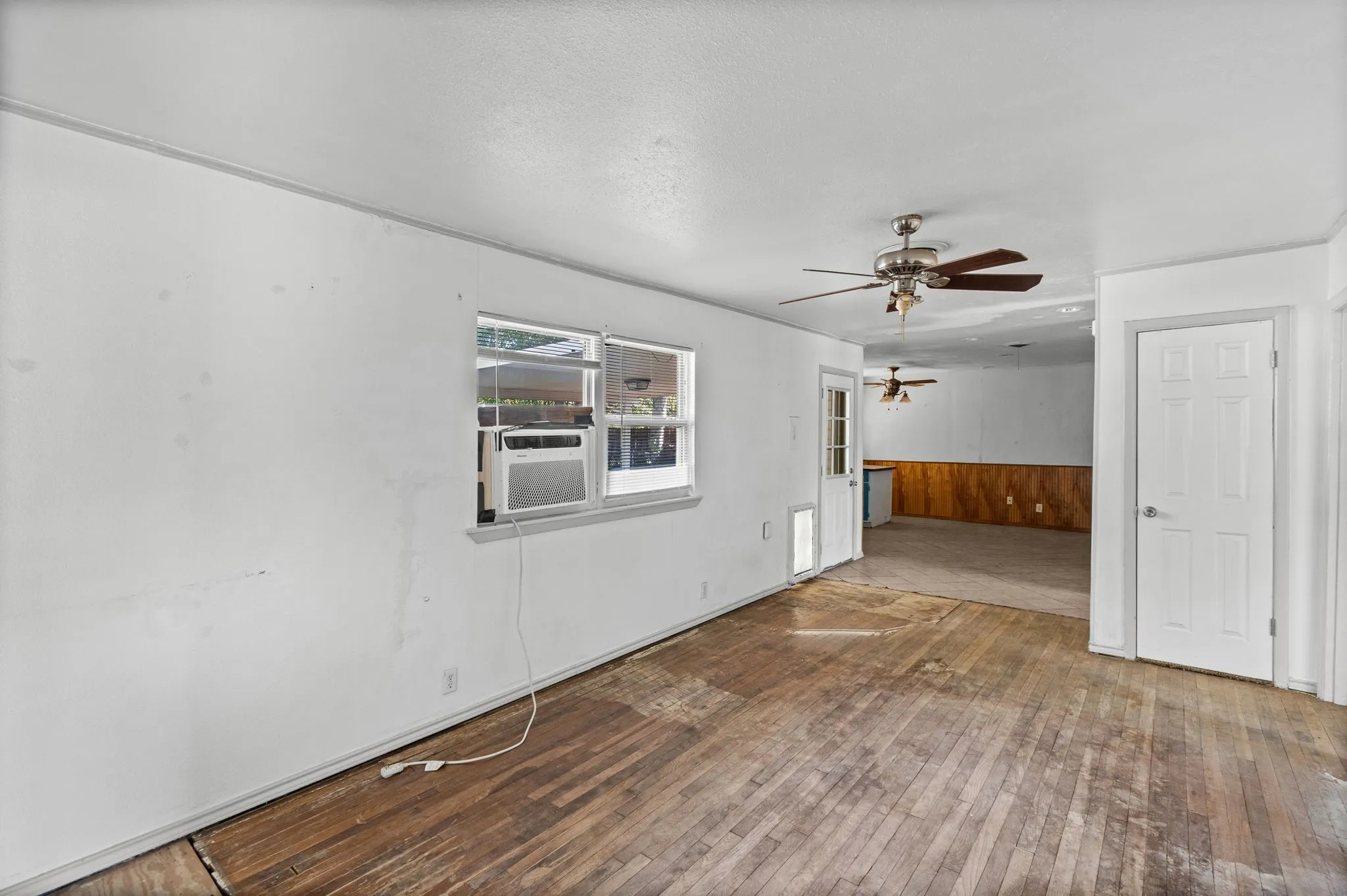 Single Family Residence For Sale in Tarrant County , 756 Thomas Avenue, Hurst, Texas 76053, 4 Bedroom, 1 Bathroom, Garage spaces, 988 Sqft, built in 1958, mls#21380111, Real Estate Agent in Hurst, Homes For Sale in Tarrant county, Homes For Sale in Hurst, Realtor in Hurst Texas, Real Estate Brokerage Independent Realty Texas, Luminita Cordes Realtor