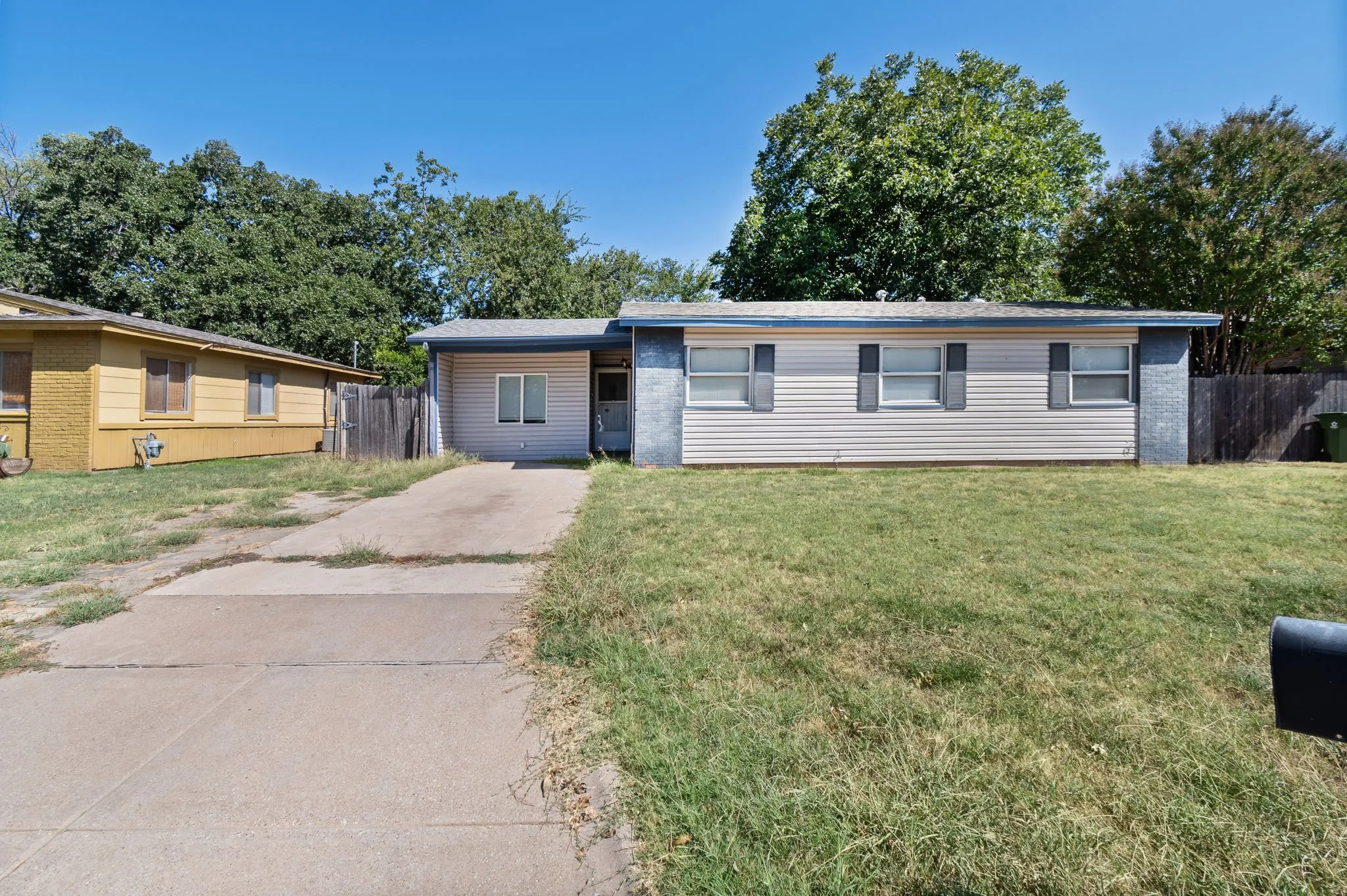 Single Family Residence For Sale in Tarrant County , 756 Thomas Avenue, Hurst, Texas 76053, 4 Bedroom, 1 Bathroom, Garage spaces, 988 Sqft, built in 1958, mls#21380111, Real Estate Agent in Hurst, Homes For Sale in Tarrant county, Homes For Sale in Hurst, Realtor in Hurst Texas, Real Estate Brokerage Independent Realty Texas, Luminita Cordes Realtor