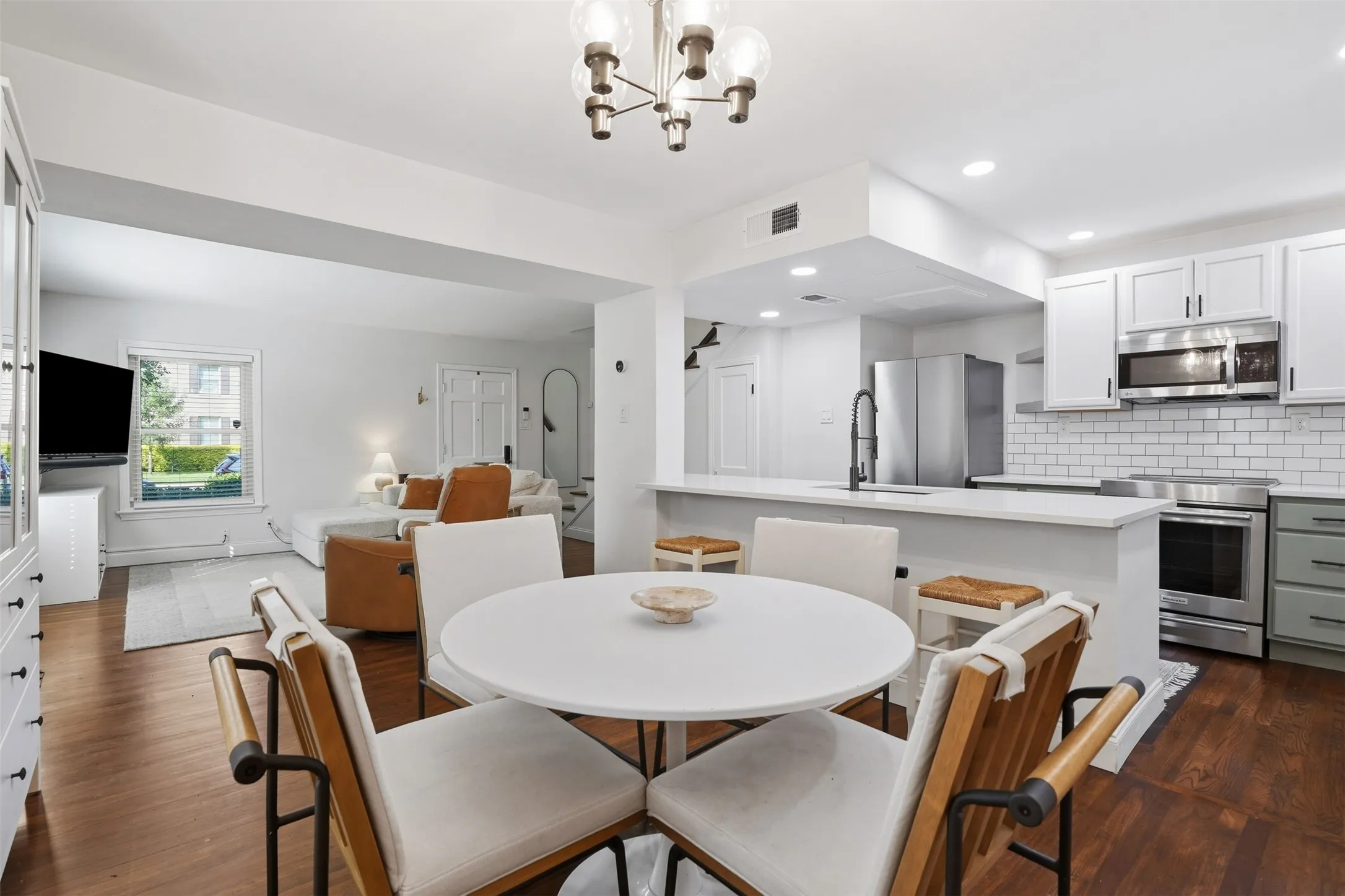 open kitchen to the dining