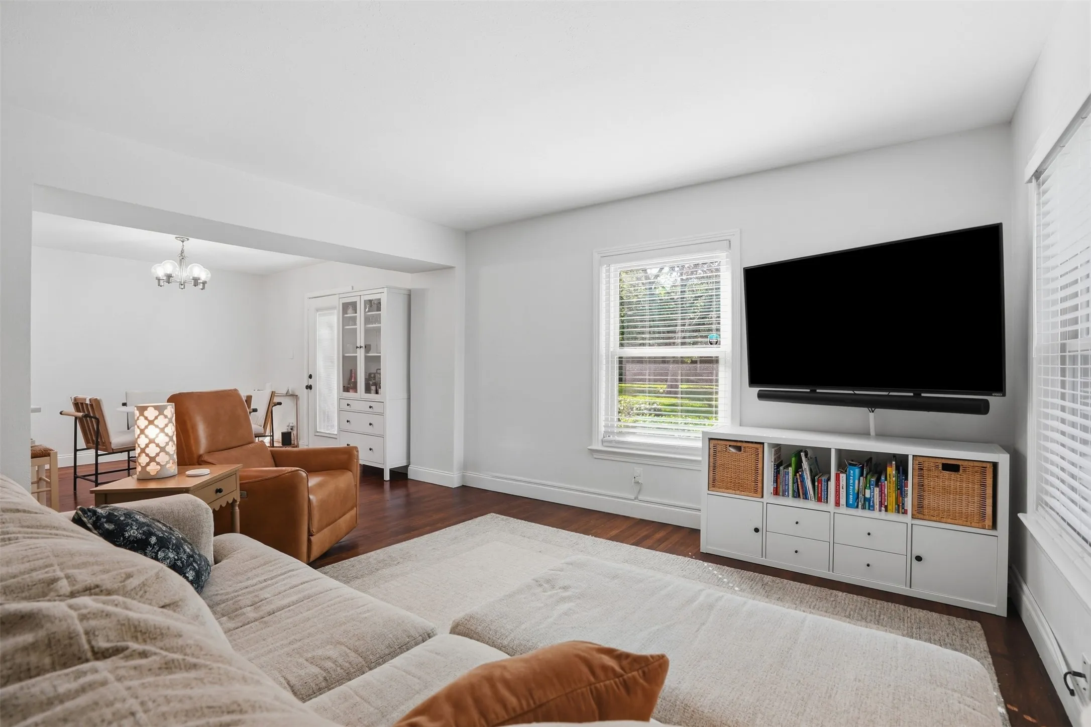 Condominium For Sale in Dallas County , 6363 Bordeaux Avenue, Dallas, Texas 75209, 2 Bedroom, 1 Bathroom, Garage spaces, 1,037 Sqft, built in 1951, mls#21377000, Real Estate Agent in Dallas, Homes For Sale in Dallas county, Homes For Sale in Dallas, Realtor in Dallas Texas, Real Estate Brokerage Independent Realty Texas, Luminita Cordes Realtor
