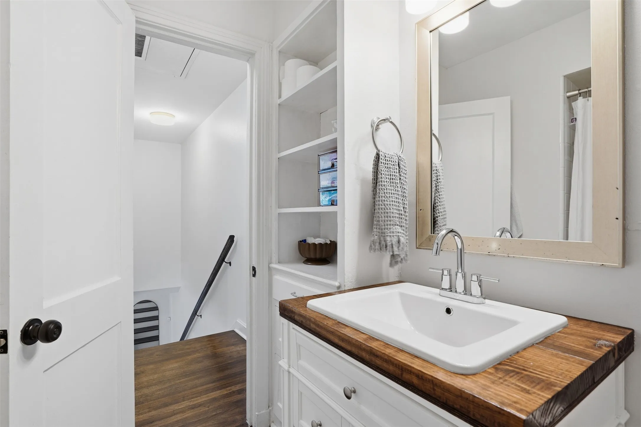 Full bath on 2nd floor