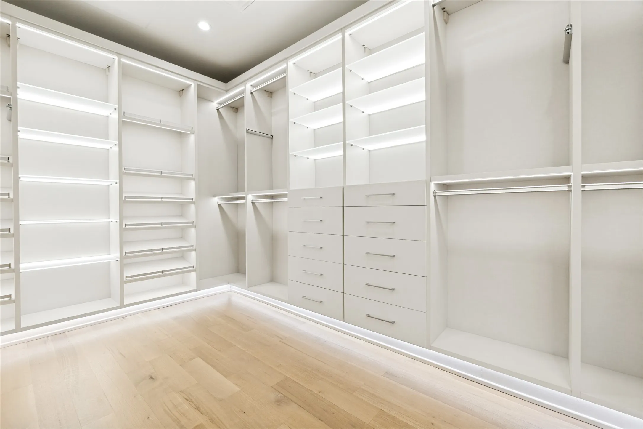 Condominium For Sale in Dallas County , 2025 Woodall Rodgers Freeway 23, Dallas, Texas 75201, 2 Bedroom, 3 Bathroom, 3 Garage spaces, 2,395 Sqft, built in 2014, mls#21380584, Real Estate Agent in Dallas, Homes For Sale in Dallas county, Homes For Sale in Dallas, Realtor in Dallas Texas, Real Estate Brokerage Independent Realty Texas, Luminita Cordes Realtor