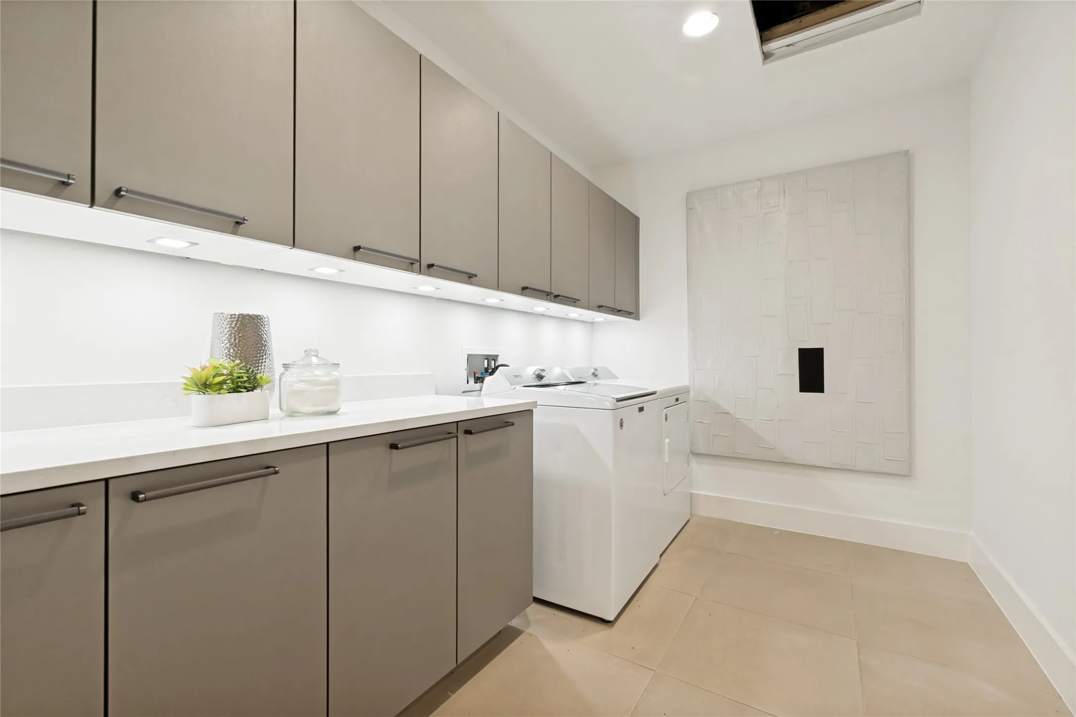 Condominium For Sale in Dallas County , 2025 Woodall Rodgers Freeway 23, Dallas, Texas 75201, 2 Bedroom, 3 Bathroom, 3 Garage spaces, 2,395 Sqft, built in 2014, mls#21380584, Real Estate Agent in Dallas, Homes For Sale in Dallas county, Homes For Sale in Dallas, Realtor in Dallas Texas, Real Estate Brokerage Independent Realty Texas, Luminita Cordes Realtor
