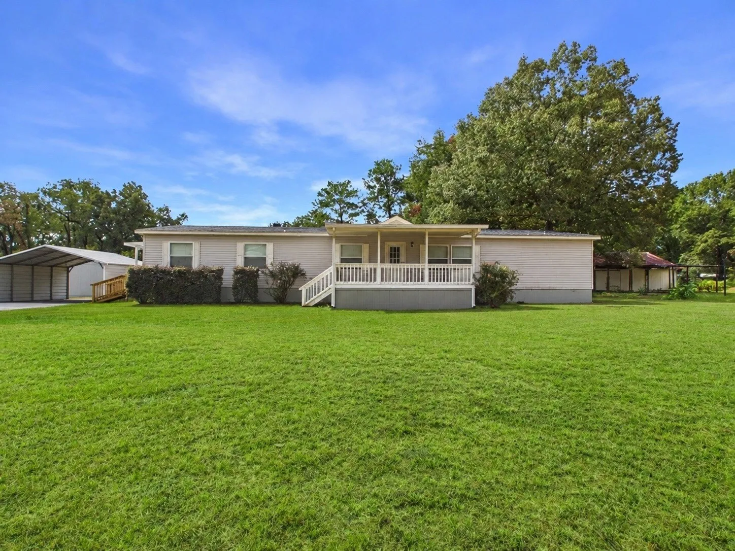 Mobile Home For Sale in Henderson County , 21104 Easy Street, Chandler, Texas 75758, 4 Bedroom, 2 Bathroom, Garage spaces, 2,280 Sqft, built in 2007, mls#21380728, Real Estate Agent in Chandler, Homes For Sale in Henderson county, Homes For Sale in Chandler, Realtor in Chandler Texas, Real Estate Brokerage Independent Realty Texas, Luminita Cordes Realtor