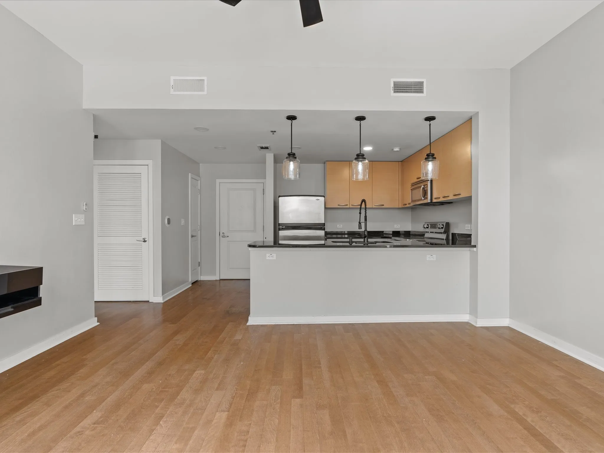 Condominium For Sale in Dallas County , 1200 Main Street 1612, Dallas, Texas 75202, 1 Bedroom, 1 Bathroom, 1 Garage spaces, 660 Sqft, built in 1974, mls#21380818, Real Estate Agent in Dallas, Homes For Sale in Dallas county, Homes For Sale in Dallas, Realtor in Dallas Texas, Real Estate Brokerage Independent Realty Texas, Luminita Cordes Realtor
