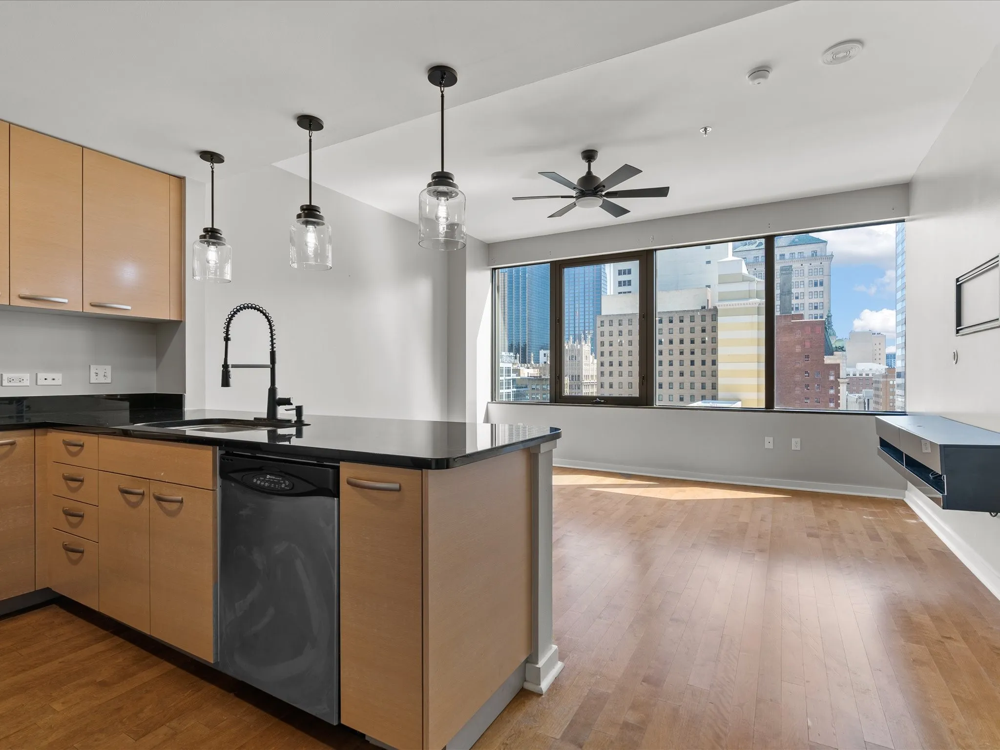 Condominium For Sale in Dallas County , 1200 Main Street 1612, Dallas, Texas 75202, 1 Bedroom, 1 Bathroom, 1 Garage spaces, 660 Sqft, built in 1974, mls#21380818, Real Estate Agent in Dallas, Homes For Sale in Dallas county, Homes For Sale in Dallas, Realtor in Dallas Texas, Real Estate Brokerage Independent Realty Texas, Luminita Cordes Realtor