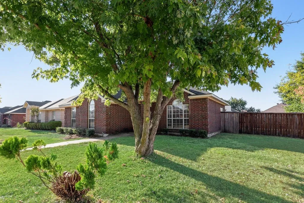 Single Family Residence For Sale in Dallas County , 2848 Saint Croix Avenue, Lancaster, Texas 75146, 3 Bedroom, 2 Bathroom, 2 Garage spaces, 1,490 Sqft, built in 1997, mls#21380932, Real Estate Agent in Lancaster, Homes For Sale in Dallas county, Homes For Sale in Lancaster, Realtor in Lancaster Texas, Real Estate Brokerage Independent Realty Texas, Luminita Cordes Realtor