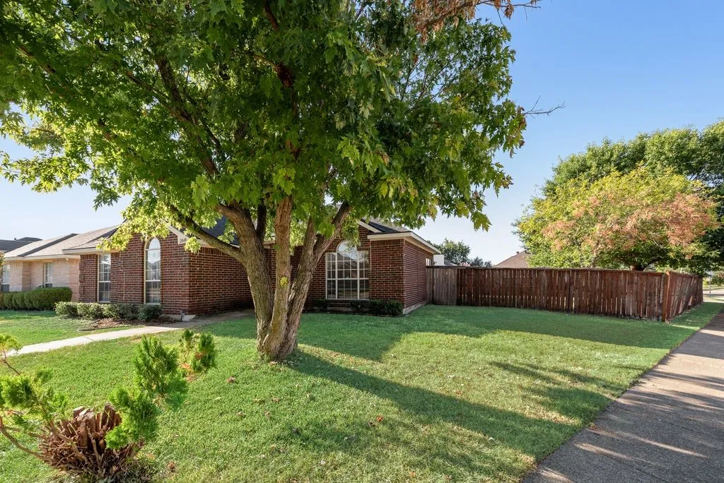 Single Family Residence For Sale in Dallas County , 2848 Saint Croix Avenue, Lancaster, Texas 75146, 3 Bedroom, 2 Bathroom, 2 Garage spaces, 1,490 Sqft, built in 1997, mls#21380932, Real Estate Agent in Lancaster, Homes For Sale in Dallas county, Homes For Sale in Lancaster, Realtor in Lancaster Texas, Real Estate Brokerage Independent Realty Texas, Luminita Cordes Realtor