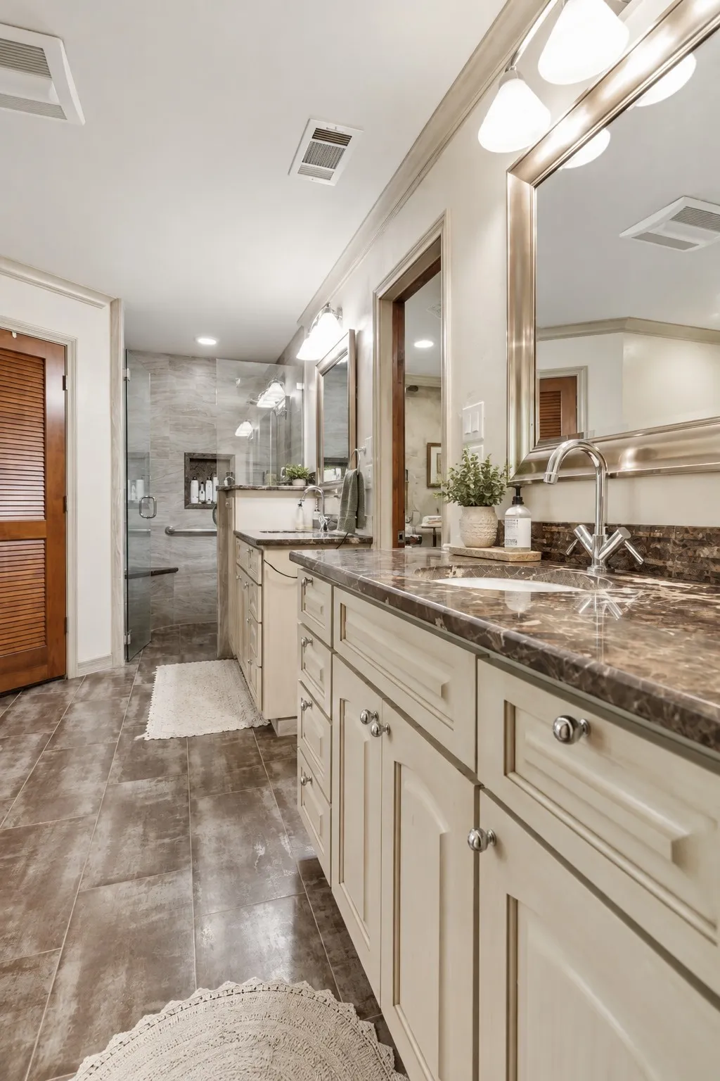 Single Family Residence For Sale in Tarrant County , 4016 Windermere Drive, Colleyville, Texas 76034, 4 Bedroom, 3 Bathroom, 2 Garage spaces, 3,520 Sqft, built in 1983, mls#21380618, Real Estate Agent in Colleyville, Homes For Sale in Tarrant county, Homes For Sale in Colleyville, Realtor in Colleyville Texas, Real Estate Brokerage Independent Realty Texas, Luminita Cordes Realtor