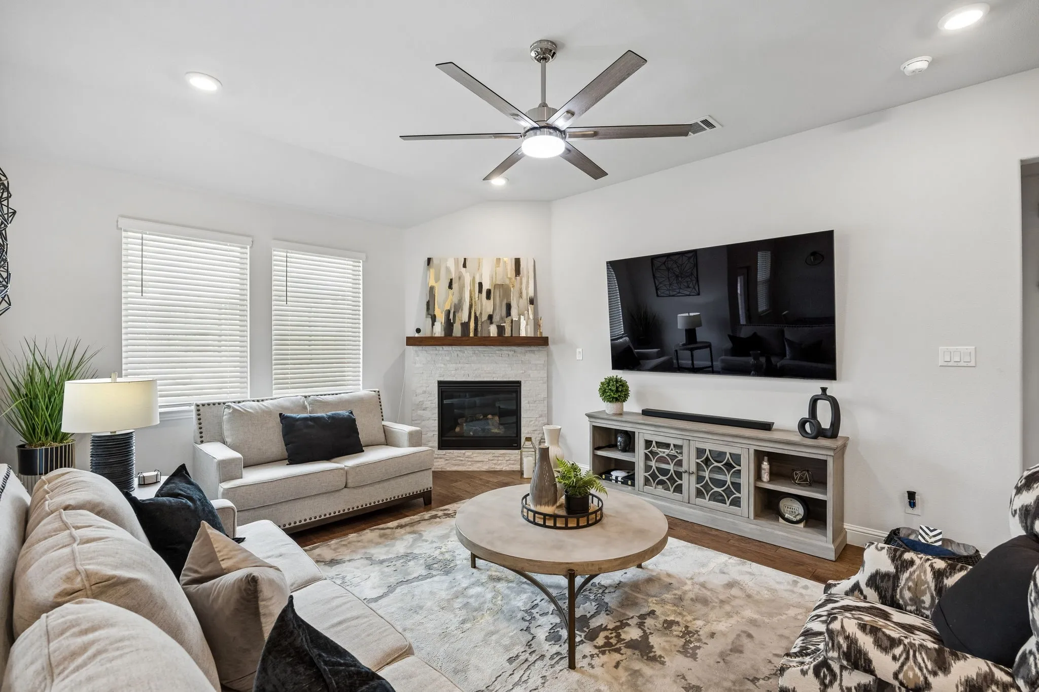Single Family Residence For Sale in Denton County , 5100 Unity Drive, Denton, Texas 76207, 3 Bedroom, 3 Bathroom, 2 Garage spaces, 2,606 Sqft, built in 2022, mls#21380943, Real Estate Agent in Denton, Homes For Sale in Denton county, Homes For Sale in Denton, Realtor in Denton Texas, Real Estate Brokerage Independent Realty Texas, Luminita Cordes Realtor