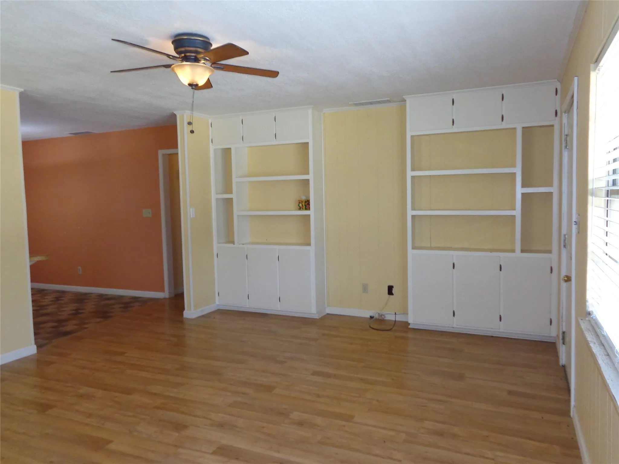 Single Family Residence For Sale in Hill County , 407 N Files Street, Itasca, Texas 76055, 2 Bedroom, 2 Bathroom, Garage spaces, 1,284 Sqft, built in 1970, mls#21380865, Real Estate Agent in Itasca, Homes For Sale in Hill county, Homes For Sale in Itasca, Realtor in Itasca Texas, Real Estate Brokerage Independent Realty Texas, Luminita Cordes Realtor