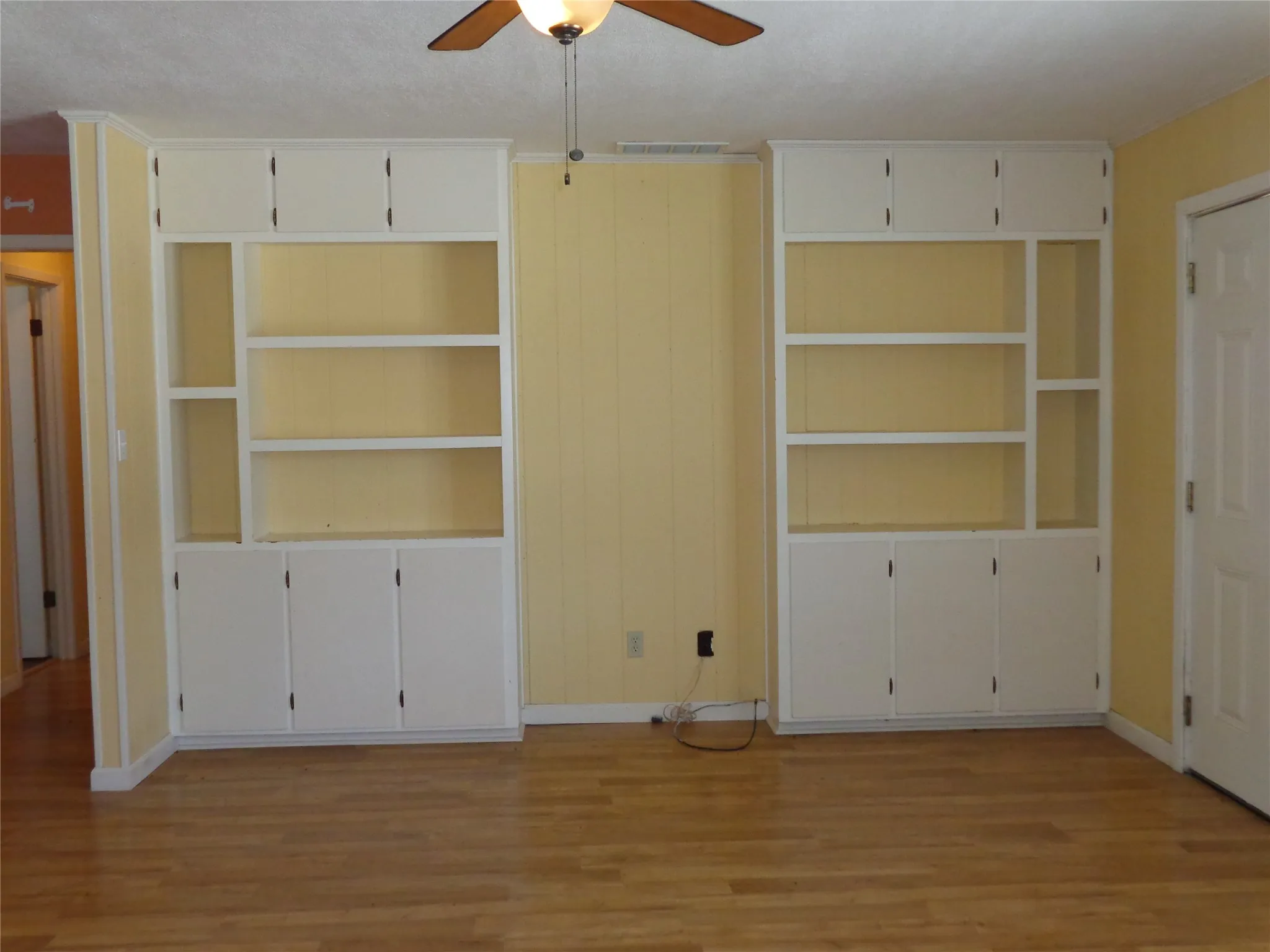Single Family Residence For Sale in Hill County , 407 N Files Street, Itasca, Texas 76055, 2 Bedroom, 2 Bathroom, Garage spaces, 1,284 Sqft, built in 1970, mls#21380865, Real Estate Agent in Itasca, Homes For Sale in Hill county, Homes For Sale in Itasca, Realtor in Itasca Texas, Real Estate Brokerage Independent Realty Texas, Luminita Cordes Realtor