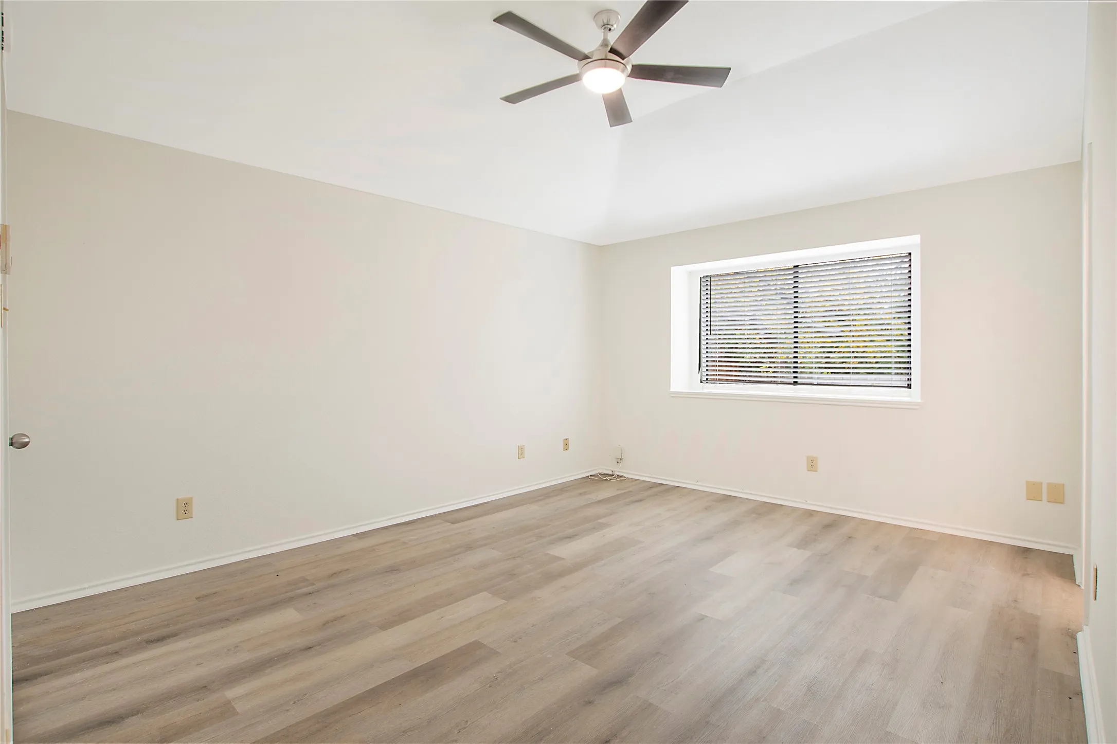 Single Family Residence For Sale in Dallas County , 7613 Bob White Drive, Rowlett, Texas 75088, 3 Bedroom, 2 Bathroom, 2 Garage spaces, 1,410 Sqft, built in 1986, mls#21362063, Real Estate Agent in Rowlett, Homes For Sale in Dallas county, Homes For Sale in Rowlett, Realtor in Rowlett Texas, Real Estate Brokerage Independent Realty Texas, Luminita Cordes Realtor