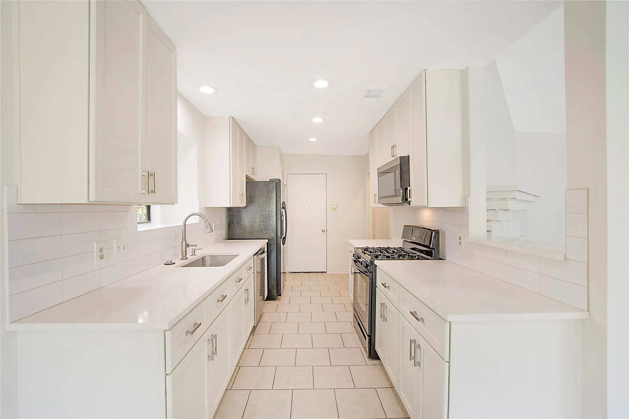 Single Family Residence For Sale in Dallas County , 7613 Bob White Drive, Rowlett, Texas 75088, 3 Bedroom, 2 Bathroom, 2 Garage spaces, 1,410 Sqft, built in 1986, mls#21362063, Real Estate Agent in Rowlett, Homes For Sale in Dallas county, Homes For Sale in Rowlett, Realtor in Rowlett Texas, Real Estate Brokerage Independent Realty Texas, Luminita Cordes Realtor