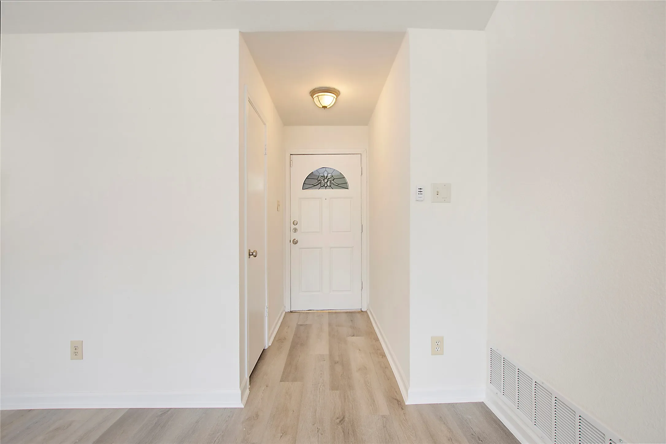 Single Family Residence For Sale in Dallas County , 7613 Bob White Drive, Rowlett, Texas 75088, 3 Bedroom, 2 Bathroom, 2 Garage spaces, 1,410 Sqft, built in 1986, mls#21362063, Real Estate Agent in Rowlett, Homes For Sale in Dallas county, Homes For Sale in Rowlett, Realtor in Rowlett Texas, Real Estate Brokerage Independent Realty Texas, Luminita Cordes Realtor