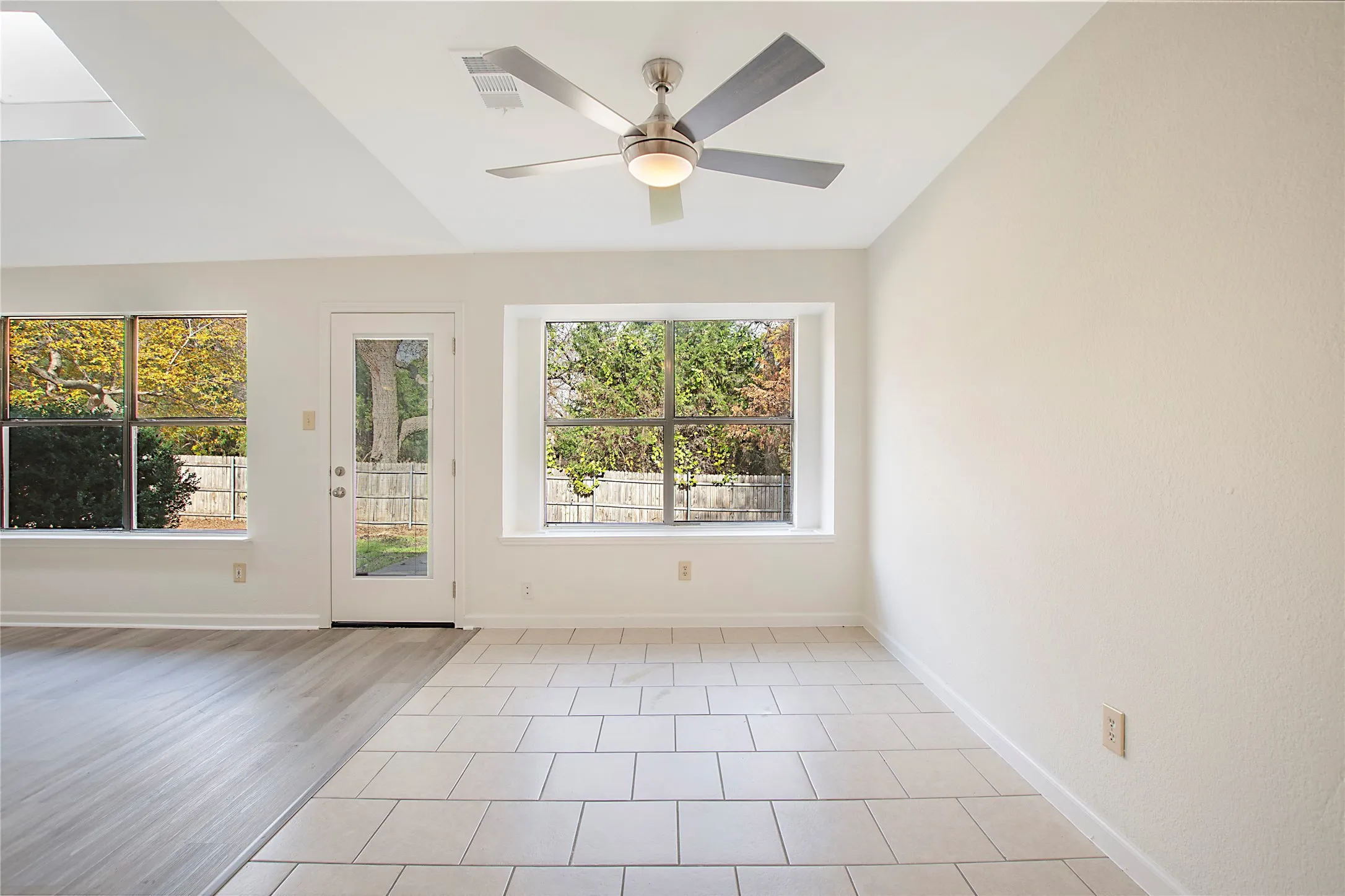 Single Family Residence For Sale in Dallas County , 7613 Bob White Drive, Rowlett, Texas 75088, 3 Bedroom, 2 Bathroom, 2 Garage spaces, 1,410 Sqft, built in 1986, mls#21362063, Real Estate Agent in Rowlett, Homes For Sale in Dallas county, Homes For Sale in Rowlett, Realtor in Rowlett Texas, Real Estate Brokerage Independent Realty Texas, Luminita Cordes Realtor
