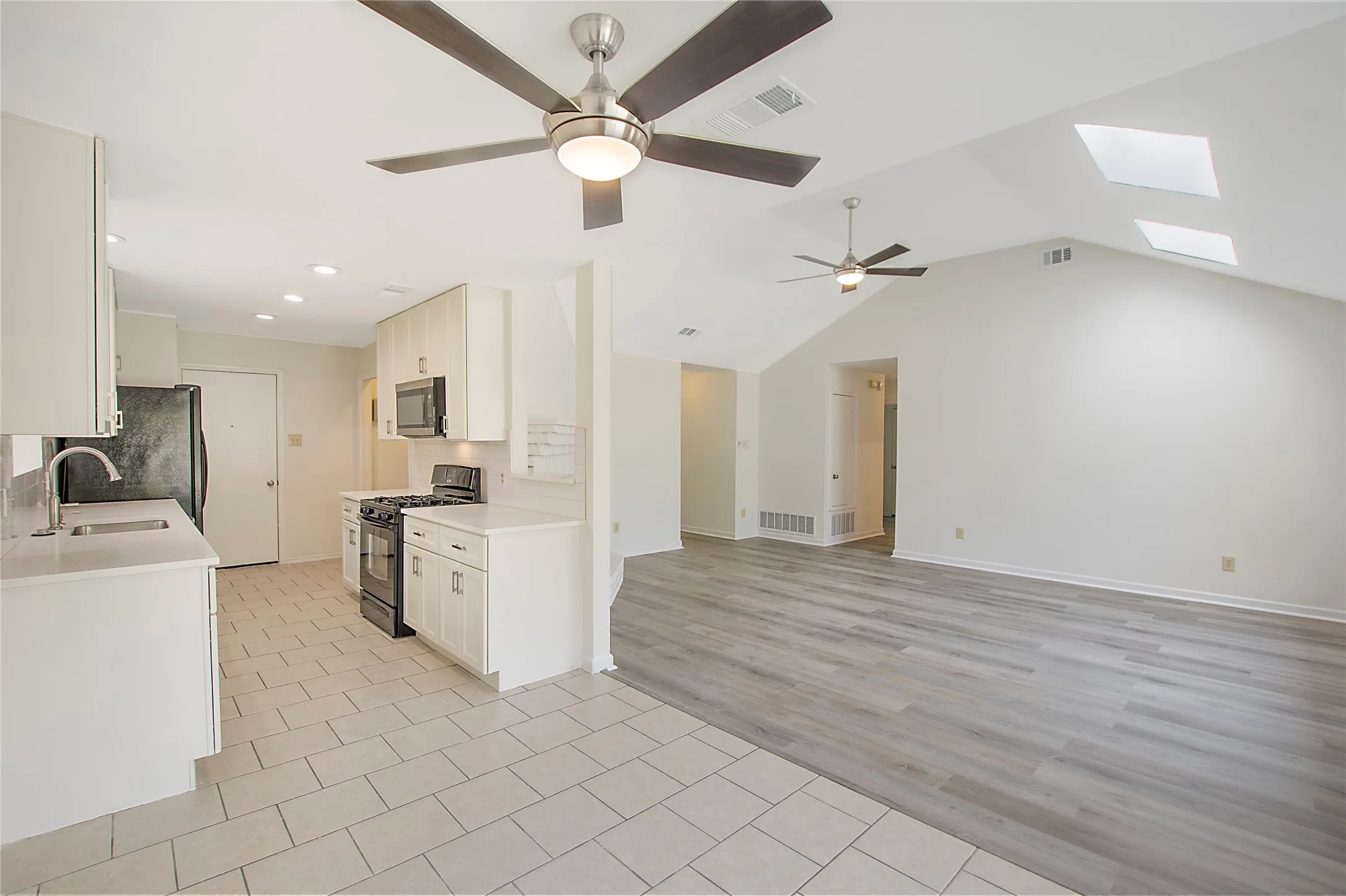 Single Family Residence For Sale in Dallas County , 7613 Bob White Drive, Rowlett, Texas 75088, 3 Bedroom, 2 Bathroom, 2 Garage spaces, 1,410 Sqft, built in 1986, mls#21362063, Real Estate Agent in Rowlett, Homes For Sale in Dallas county, Homes For Sale in Rowlett, Realtor in Rowlett Texas, Real Estate Brokerage Independent Realty Texas, Luminita Cordes Realtor