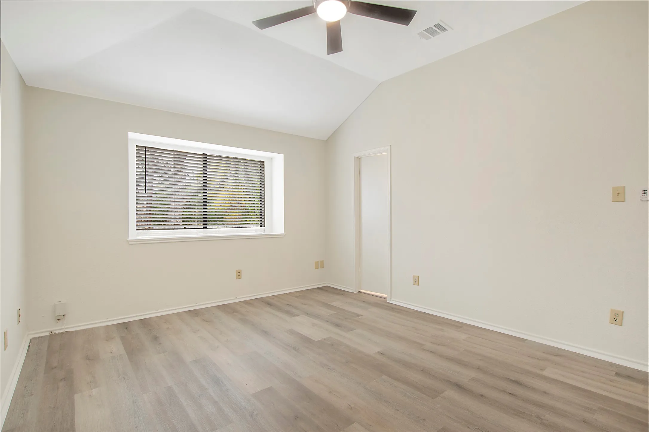 Single Family Residence For Sale in Dallas County , 7613 Bob White Drive, Rowlett, Texas 75088, 3 Bedroom, 2 Bathroom, 2 Garage spaces, 1,410 Sqft, built in 1986, mls#21362063, Real Estate Agent in Rowlett, Homes For Sale in Dallas county, Homes For Sale in Rowlett, Realtor in Rowlett Texas, Real Estate Brokerage Independent Realty Texas, Luminita Cordes Realtor