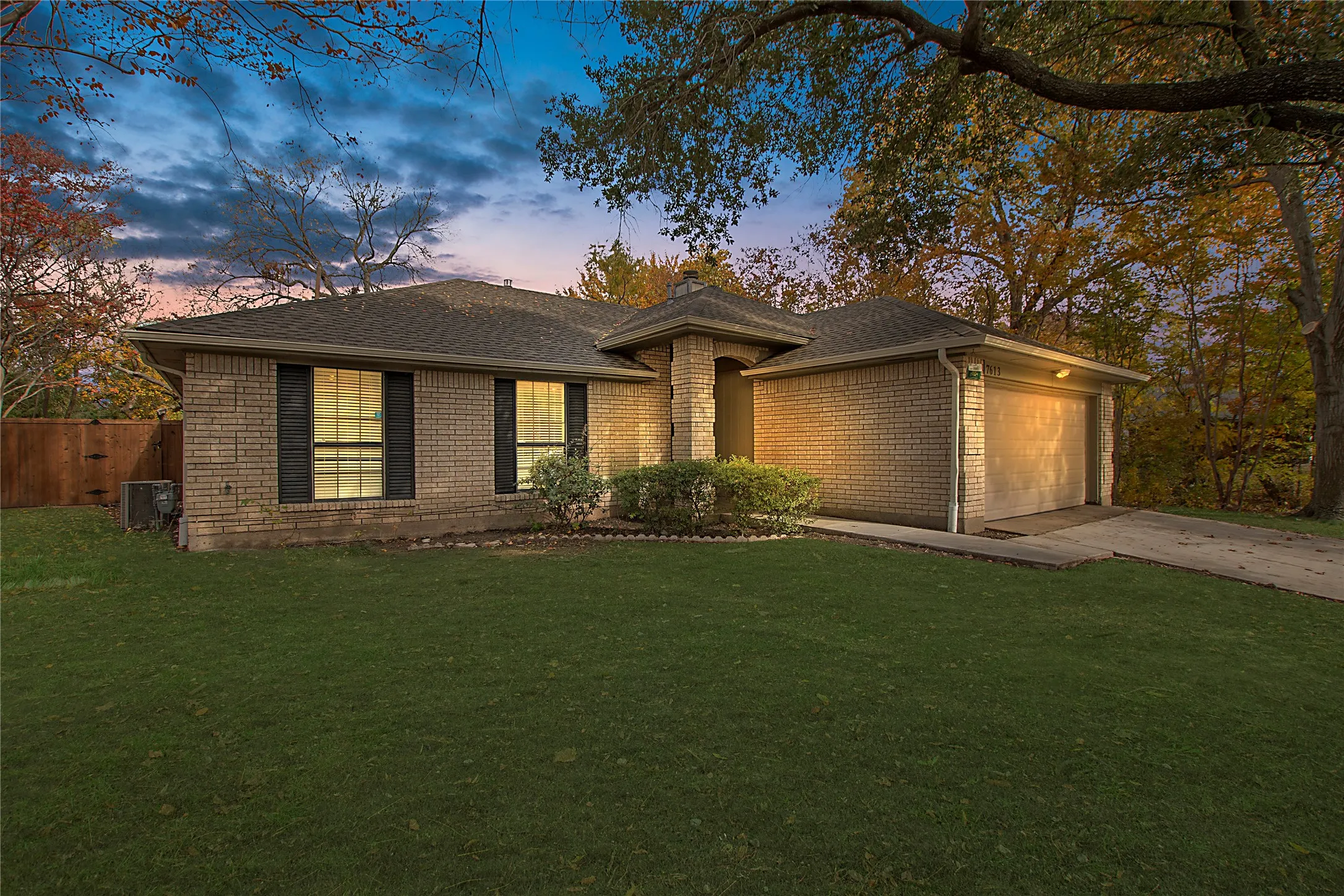 Single Family Residence For Sale in Dallas County , 7613 Bob White Drive, Rowlett, Texas 75088, 3 Bedroom, 2 Bathroom, 2 Garage spaces, 1,410 Sqft, built in 1986, mls#21362063, Real Estate Agent in Rowlett, Homes For Sale in Dallas county, Homes For Sale in Rowlett, Realtor in Rowlett Texas, Real Estate Brokerage Independent Realty Texas, Luminita Cordes Realtor