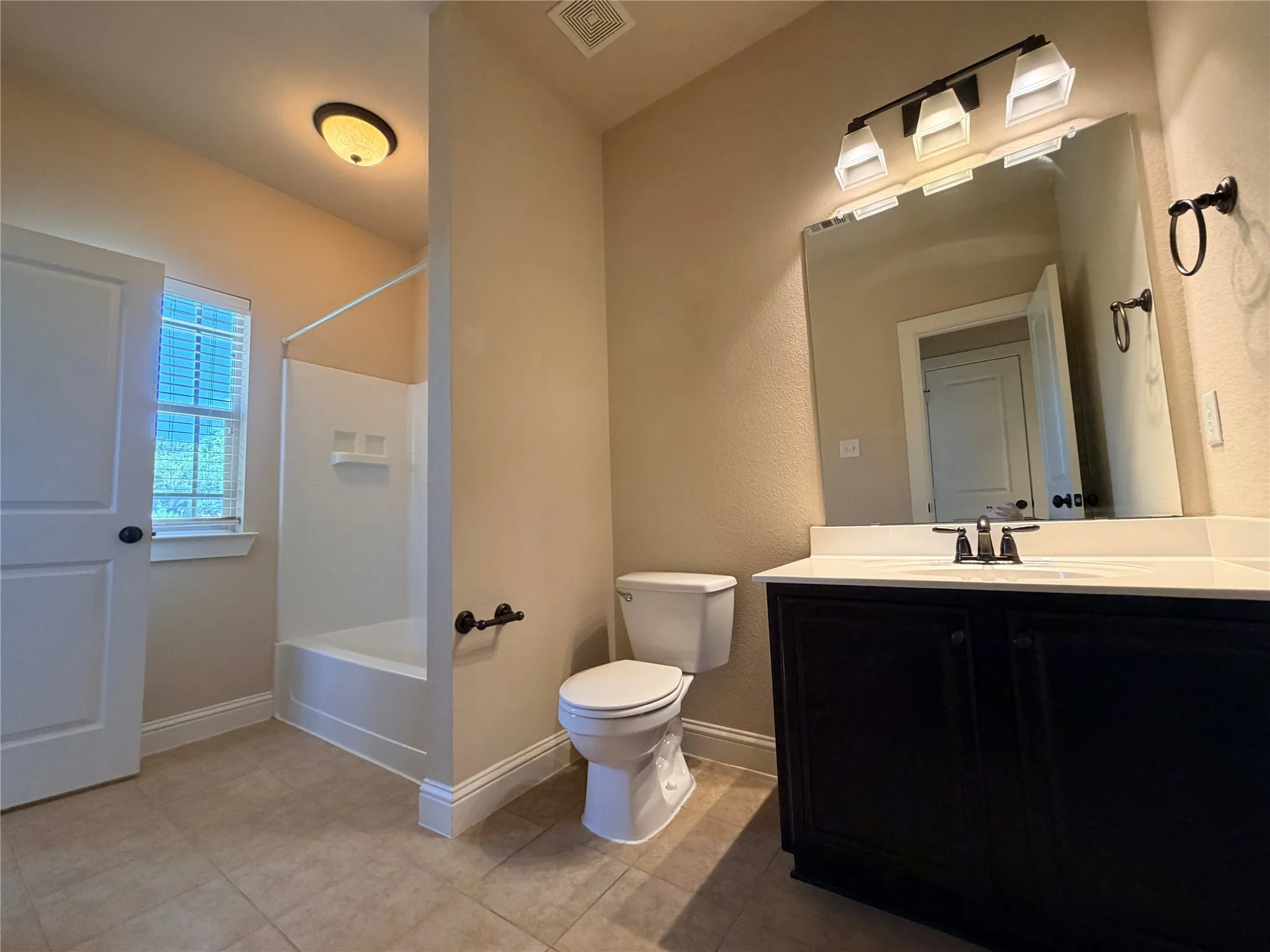 Townhouse For Rent in Tarrant County , 950 Brook Forest Lane, Euless, Texas 76039, 2 Bedroom, 3 Bathroom, 2 Garage spaces, 1,894 Sqft, built in 2009, mls#21380952, Real Estate Agent in Euless, Homes For Rent in Tarrant county, Homes For Rent in Euless, Realtor in Euless Texas, Real Estate Brokerage Independent Realty Texas, Luminita Cordes Realtor