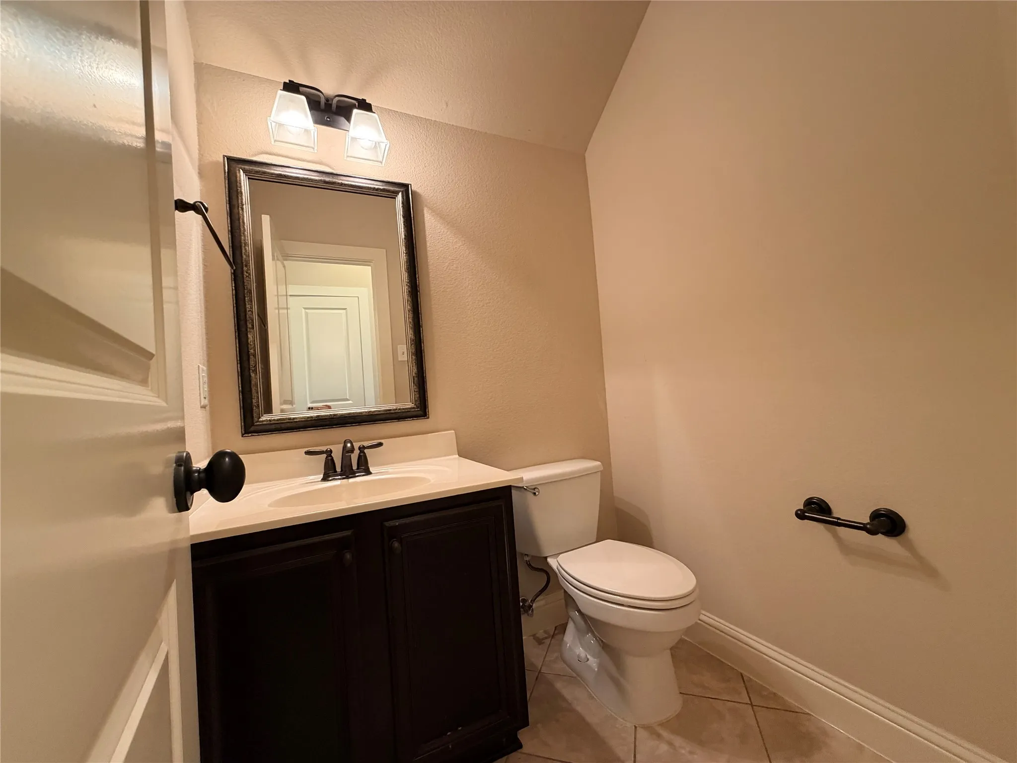 Townhouse For Rent in Tarrant County , 950 Brook Forest Lane, Euless, Texas 76039, 2 Bedroom, 3 Bathroom, 2 Garage spaces, 1,894 Sqft, built in 2009, mls#21380952, Real Estate Agent in Euless, Homes For Rent in Tarrant county, Homes For Rent in Euless, Realtor in Euless Texas, Real Estate Brokerage Independent Realty Texas, Luminita Cordes Realtor