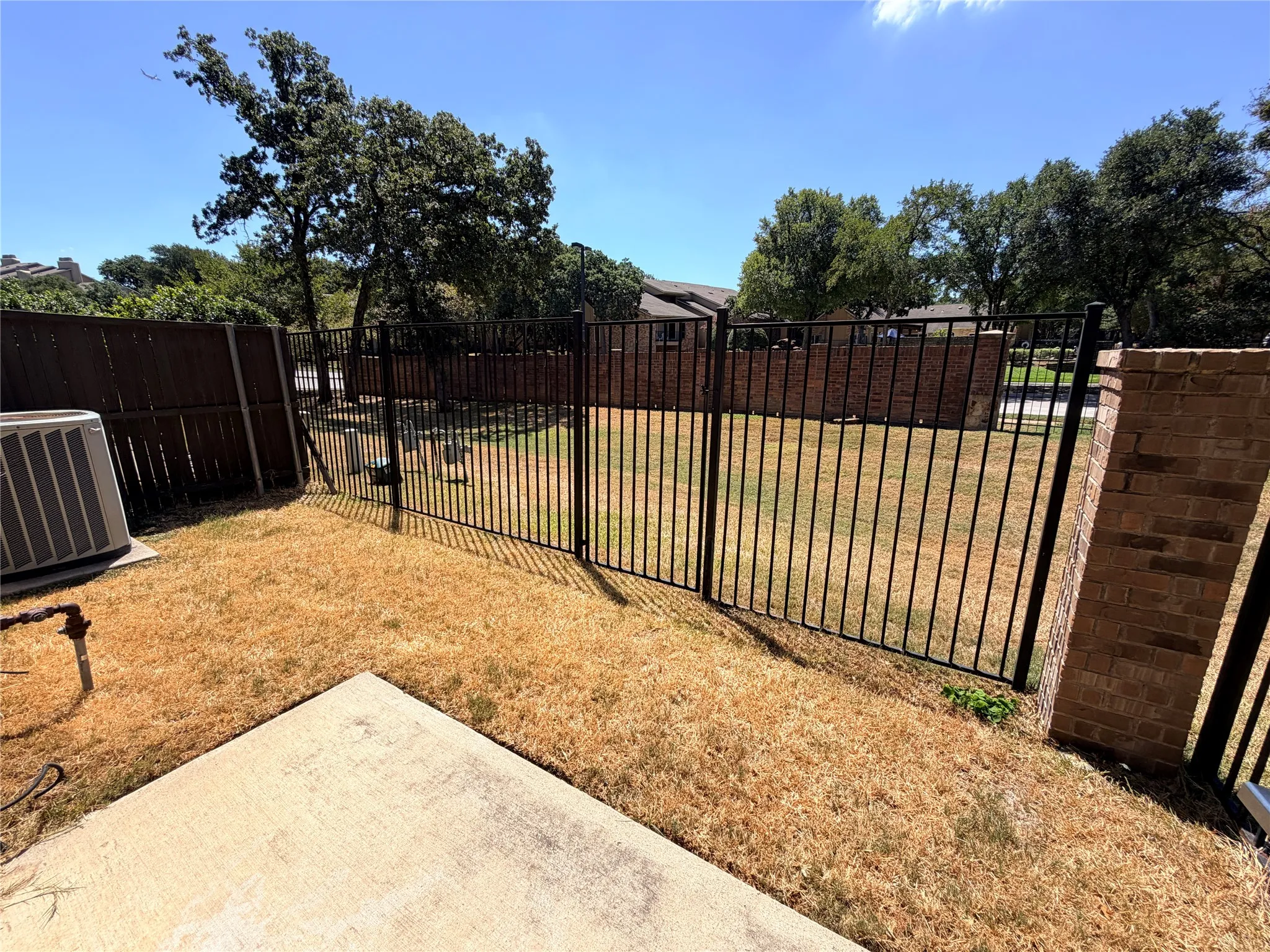 Townhouse For Rent in Tarrant County , 950 Brook Forest Lane, Euless, Texas 76039, 2 Bedroom, 3 Bathroom, 2 Garage spaces, 1,894 Sqft, built in 2009, mls#21380952, Real Estate Agent in Euless, Homes For Rent in Tarrant county, Homes For Rent in Euless, Realtor in Euless Texas, Real Estate Brokerage Independent Realty Texas, Luminita Cordes Realtor