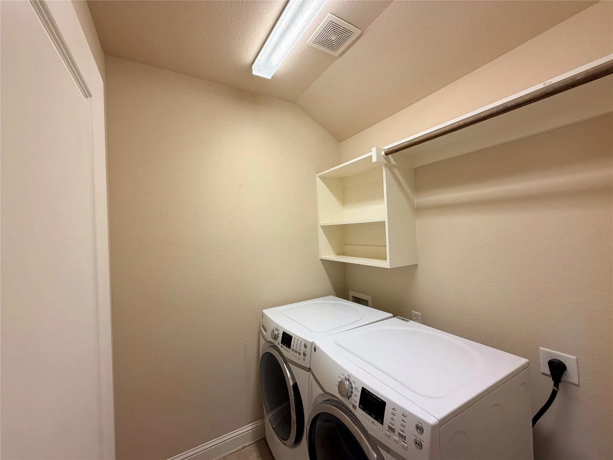 Townhouse For Rent in Tarrant County , 950 Brook Forest Lane, Euless, Texas 76039, 2 Bedroom, 3 Bathroom, 2 Garage spaces, 1,894 Sqft, built in 2009, mls#21380952, Real Estate Agent in Euless, Homes For Rent in Tarrant county, Homes For Rent in Euless, Realtor in Euless Texas, Real Estate Brokerage Independent Realty Texas, Luminita Cordes Realtor
