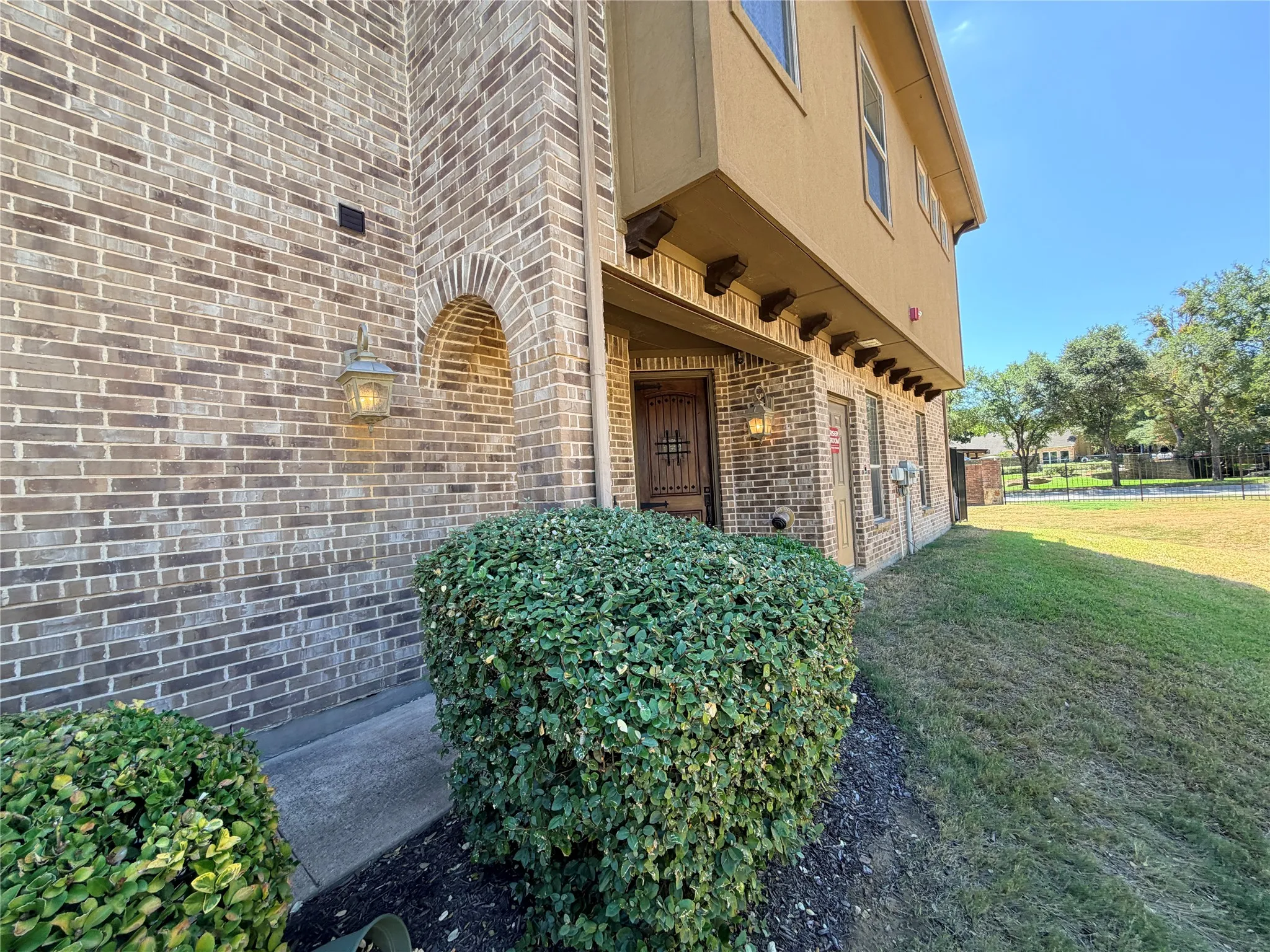 Townhouse For Rent in Tarrant County , 950 Brook Forest Lane, Euless, Texas 76039, 2 Bedroom, 3 Bathroom, 2 Garage spaces, 1,894 Sqft, built in 2009, mls#21380952, Real Estate Agent in Euless, Homes For Rent in Tarrant county, Homes For Rent in Euless, Realtor in Euless Texas, Real Estate Brokerage Independent Realty Texas, Luminita Cordes Realtor