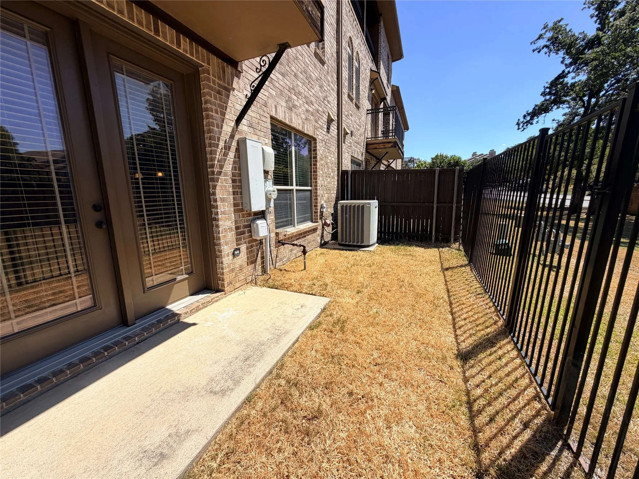 Townhouse For Rent in Tarrant County , 950 Brook Forest Lane, Euless, Texas 76039, 2 Bedroom, 3 Bathroom, 2 Garage spaces, 1,894 Sqft, built in 2009, mls#21380952, Real Estate Agent in Euless, Homes For Rent in Tarrant county, Homes For Rent in Euless, Realtor in Euless Texas, Real Estate Brokerage Independent Realty Texas, Luminita Cordes Realtor