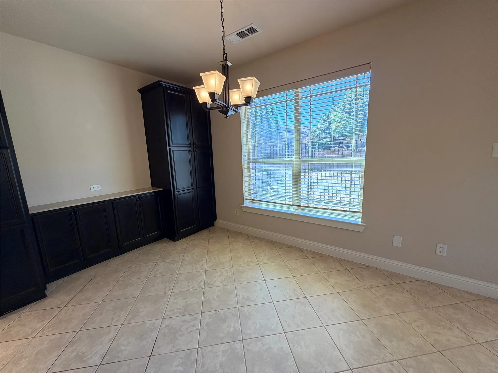 Townhouse For Rent in Tarrant County , 950 Brook Forest Lane, Euless, Texas 76039, 2 Bedroom, 3 Bathroom, 2 Garage spaces, 1,894 Sqft, built in 2009, mls#21380952, Real Estate Agent in Euless, Homes For Rent in Tarrant county, Homes For Rent in Euless, Realtor in Euless Texas, Real Estate Brokerage Independent Realty Texas, Luminita Cordes Realtor