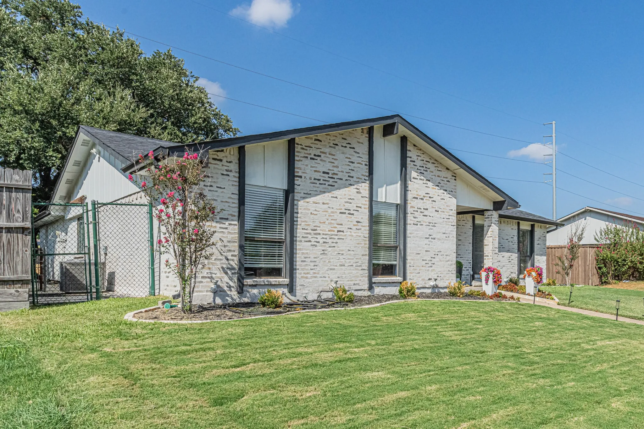Single Family Residence For Sale in Dallas County , 2901 Gayle Drive, Garland, Texas 75044, 3 Bedroom, 2 Bathroom, 2 Garage spaces, 1,666 Sqft, built in 1979, mls#21380912, Real Estate Agent in Garland, Homes For Sale in Dallas county, Homes For Sale in Garland, Realtor in Garland Texas, Real Estate Brokerage Independent Realty Texas, Luminita Cordes Realtor