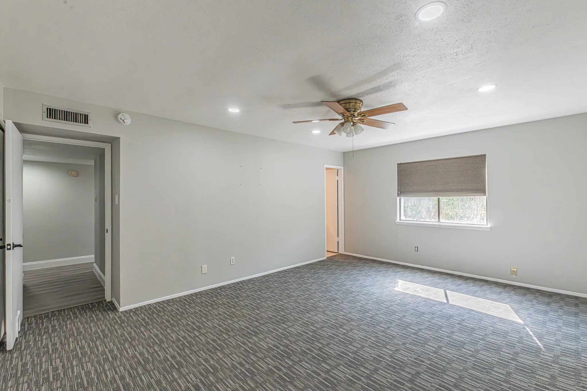 Single Family Residence For Sale in Dallas County , 2901 Gayle Drive, Garland, Texas 75044, 3 Bedroom, 2 Bathroom, 2 Garage spaces, 1,666 Sqft, built in 1979, mls#21380912, Real Estate Agent in Garland, Homes For Sale in Dallas county, Homes For Sale in Garland, Realtor in Garland Texas, Real Estate Brokerage Independent Realty Texas, Luminita Cordes Realtor