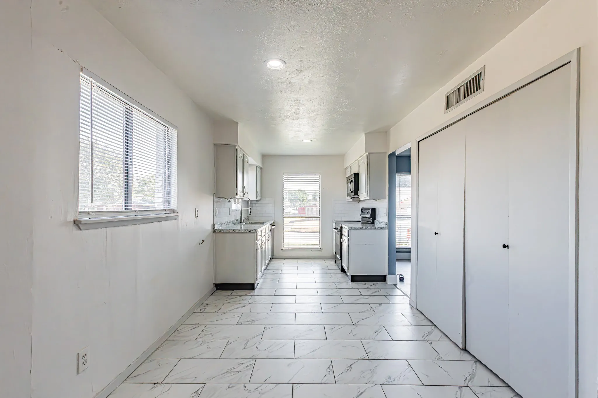 Single Family Residence For Sale in Dallas County , 2901 Gayle Drive, Garland, Texas 75044, 3 Bedroom, 2 Bathroom, 2 Garage spaces, 1,666 Sqft, built in 1979, mls#21380912, Real Estate Agent in Garland, Homes For Sale in Dallas county, Homes For Sale in Garland, Realtor in Garland Texas, Real Estate Brokerage Independent Realty Texas, Luminita Cordes Realtor