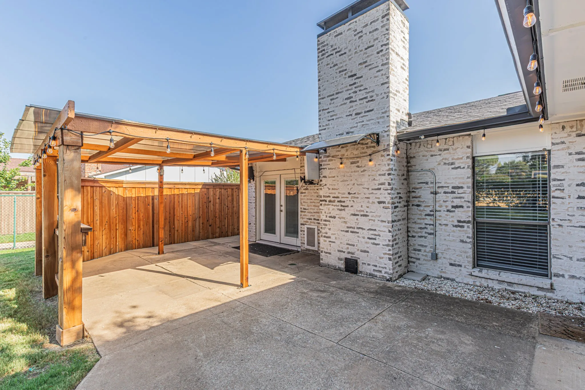Single Family Residence For Sale in Dallas County , 2901 Gayle Drive, Garland, Texas 75044, 3 Bedroom, 2 Bathroom, 2 Garage spaces, 1,666 Sqft, built in 1979, mls#21380912, Real Estate Agent in Garland, Homes For Sale in Dallas county, Homes For Sale in Garland, Realtor in Garland Texas, Real Estate Brokerage Independent Realty Texas, Luminita Cordes Realtor