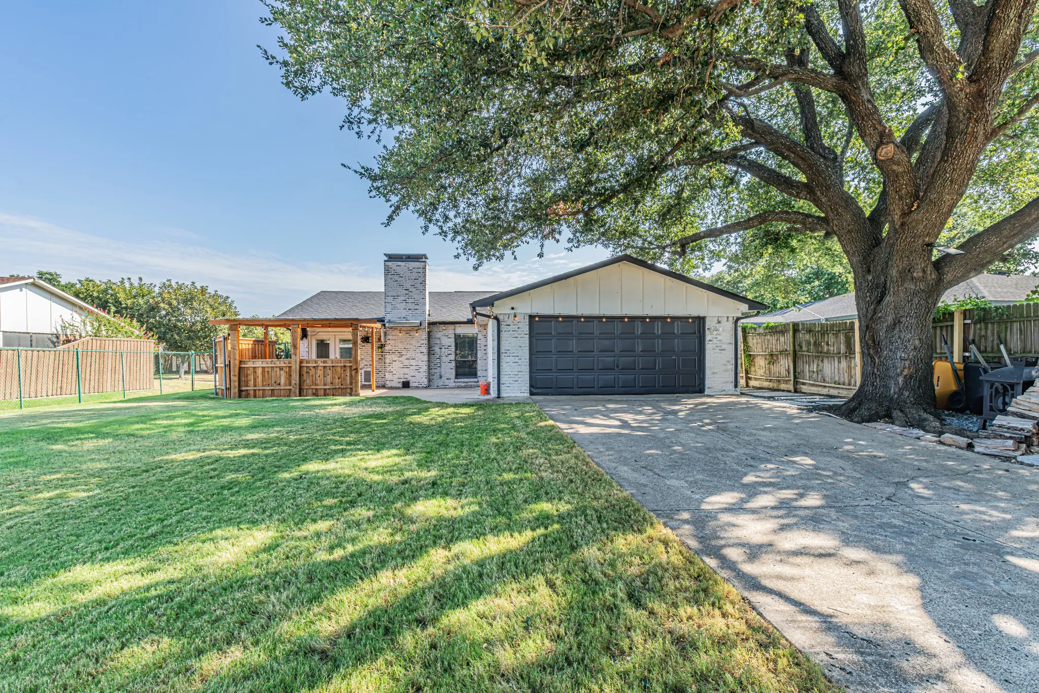Single Family Residence For Sale in Dallas County , 2901 Gayle Drive, Garland, Texas 75044, 3 Bedroom, 2 Bathroom, 2 Garage spaces, 1,666 Sqft, built in 1979, mls#21380912, Real Estate Agent in Garland, Homes For Sale in Dallas county, Homes For Sale in Garland, Realtor in Garland Texas, Real Estate Brokerage Independent Realty Texas, Luminita Cordes Realtor